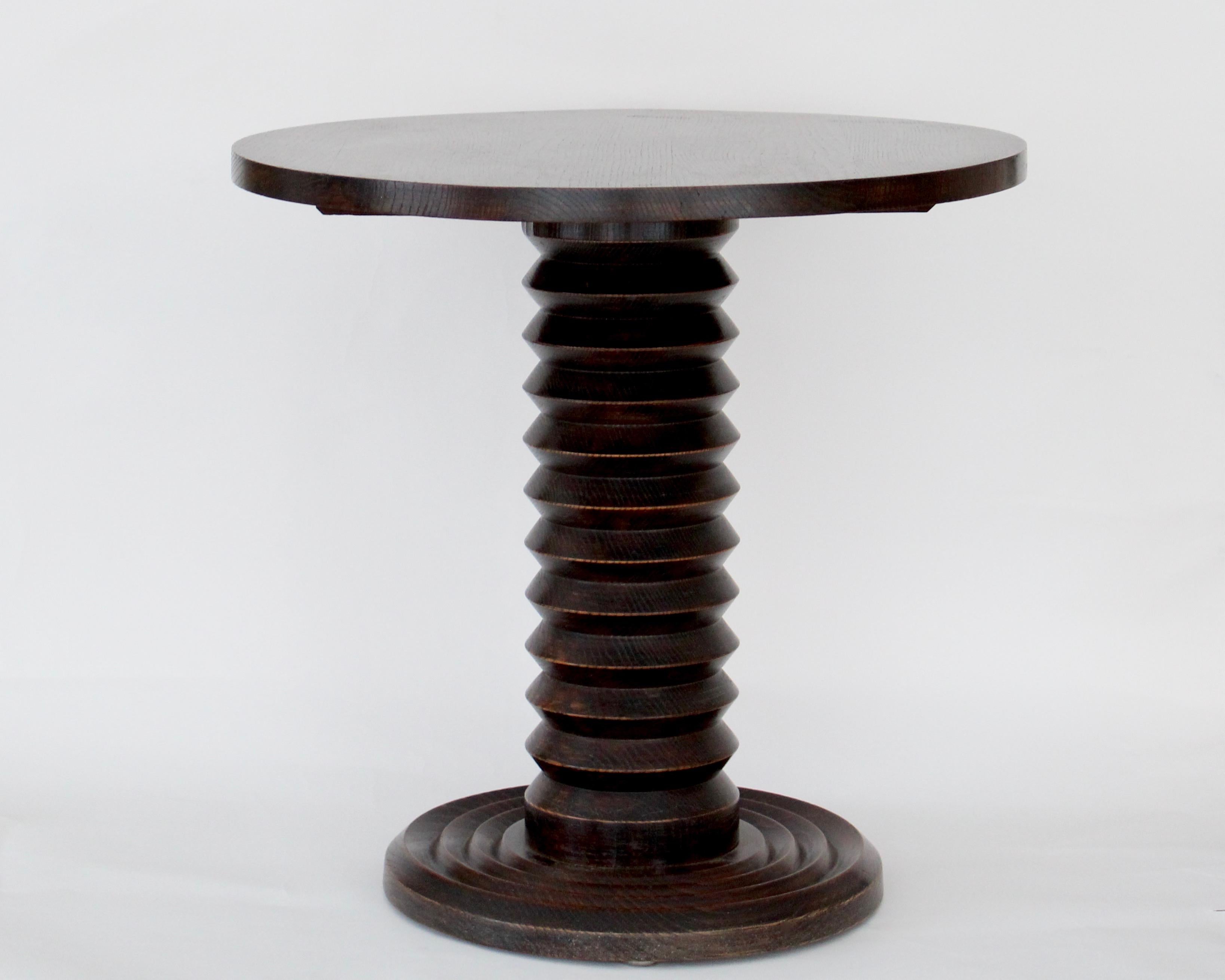 Charles Dudouyt Table d'appoint ou guéridon en chêne patiné foncé:: vers 1930. 
Le travail de Dudouyt était souvent caractérisé par la patine très sombre qu'il utilisait sur le chêne et le motif en tire-bouchon sur la partie centrale de la table 
 