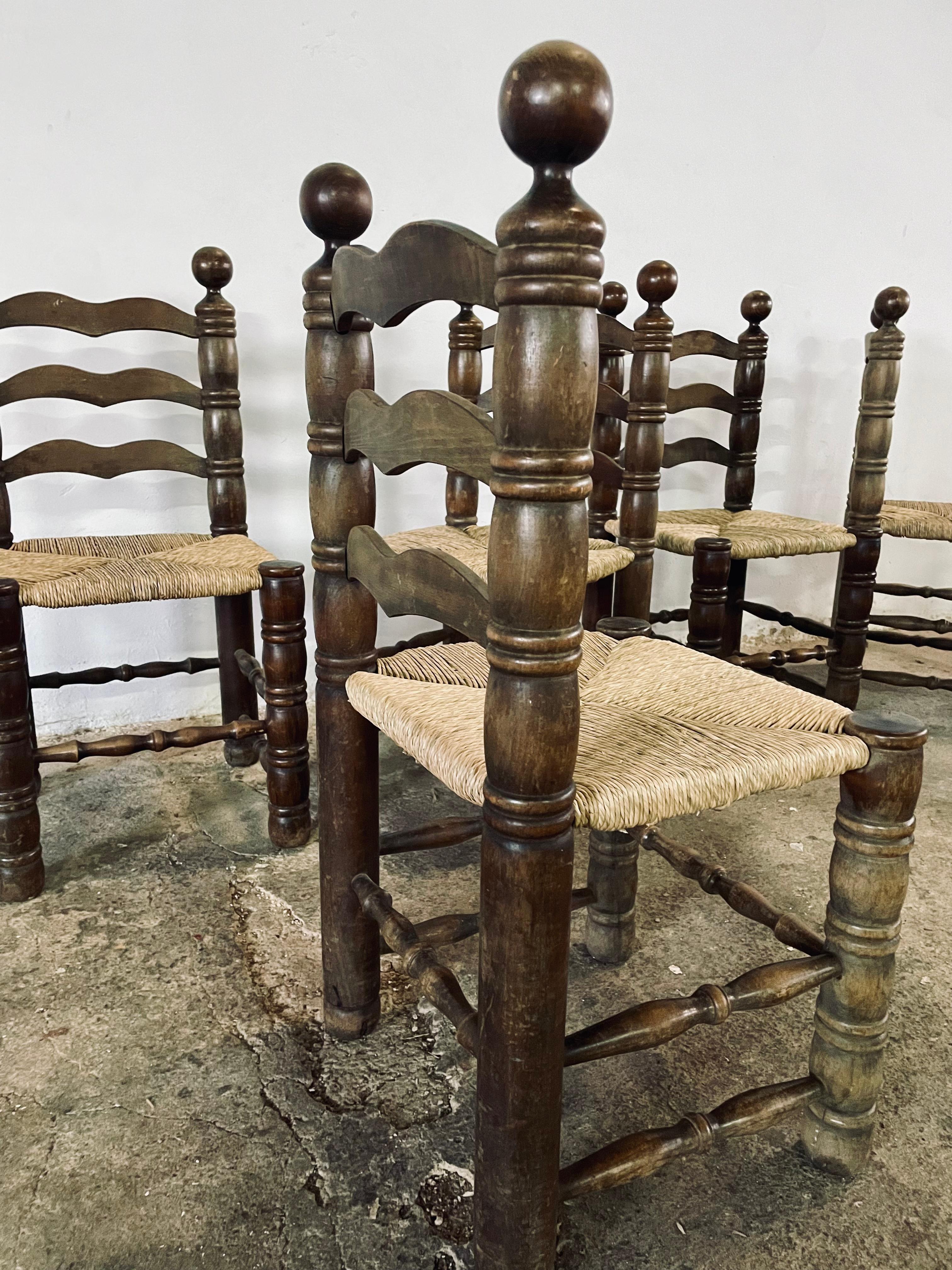 SET von 6, Vintage Französisch Dining Ladder Back Stühle im Stil von Charles Dudouyt, ca. 1940er Jahre 
Natürliche und originelle, schwere und stabile Gestelle aus leichter Eiche mit NEUEN, handgeflochtenen Sitzen aus 3,5-4 mm natürlichem Binsen