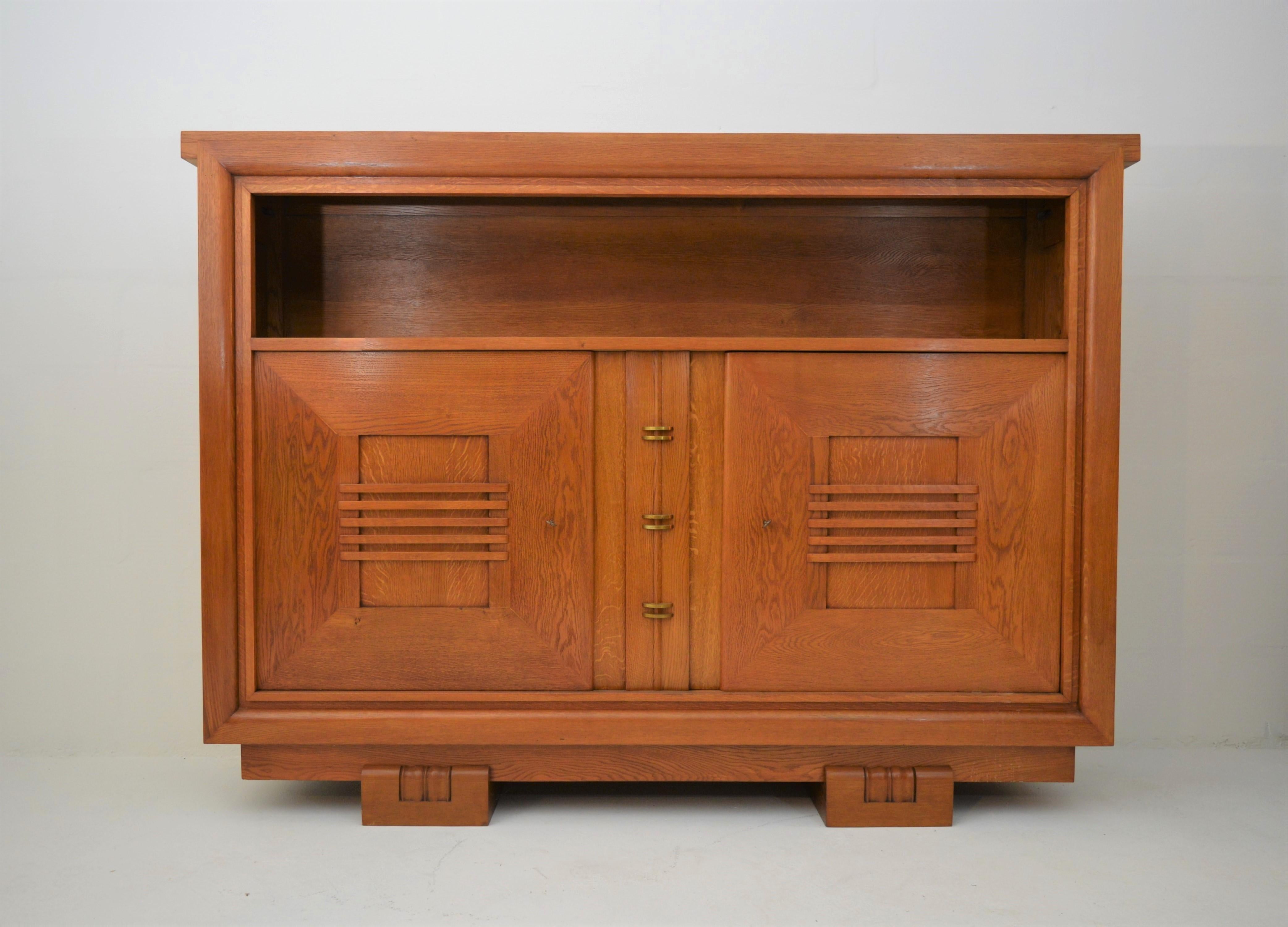 Very elegant and Seldom, graphic cabinet with bookcase and secret space, by the French artist Charles Dudouyt.
This cabinet is fully restored in a traditional and professional way and has kept its beautiful patina. Dismountable.