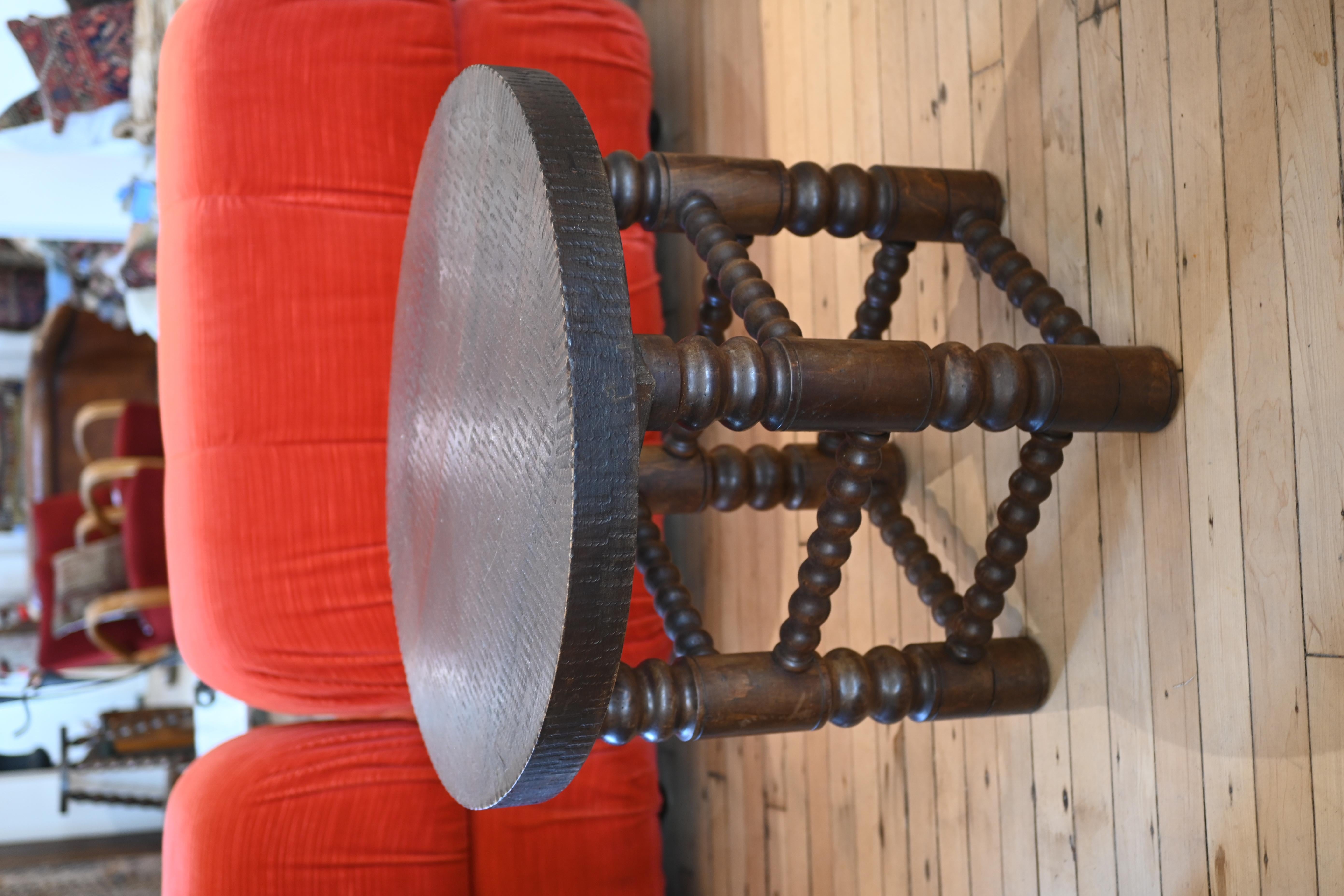Table d'appoint Charles Dudouyt en chêne Bon état - En vente à Hudson, NY