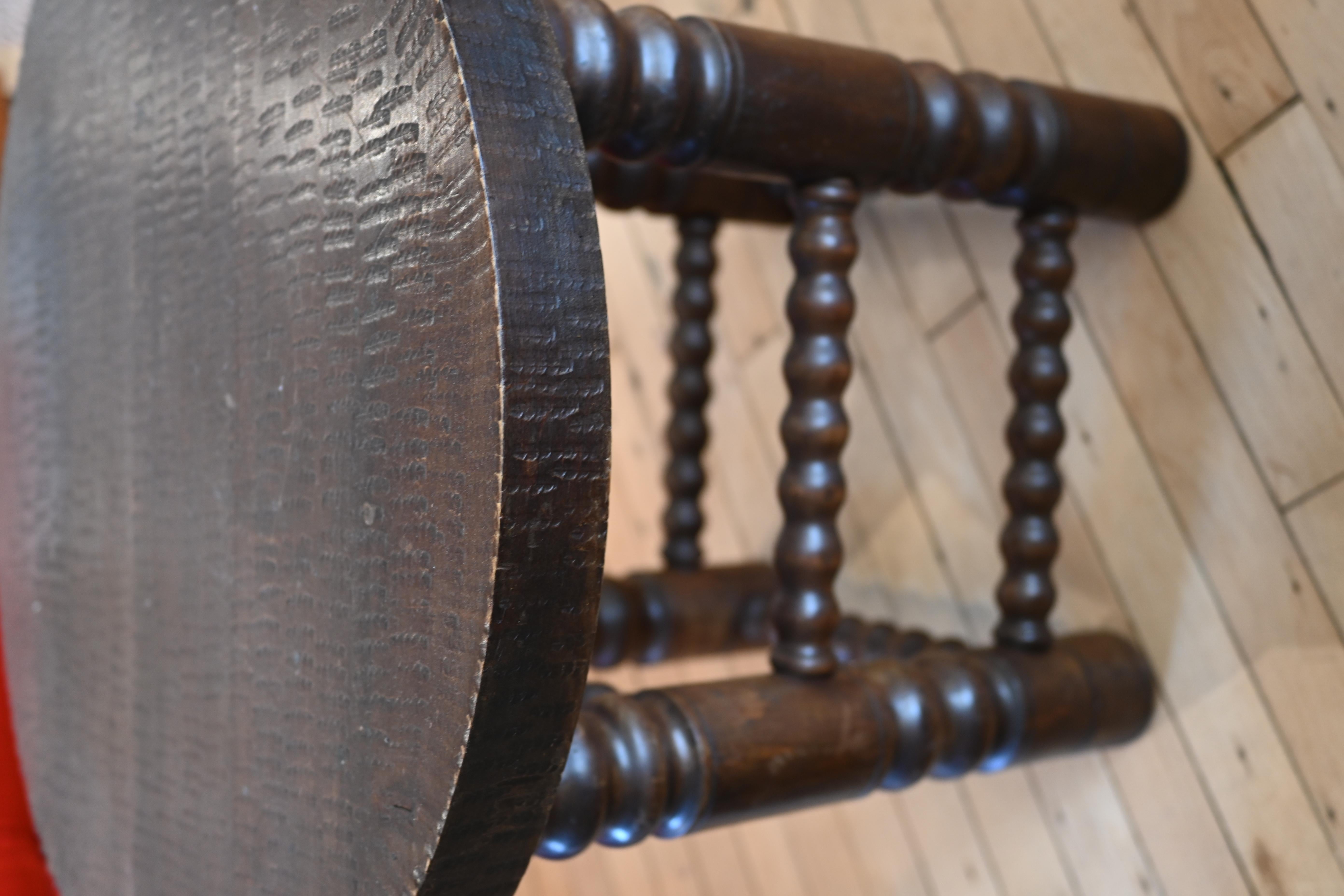 Cette pièce à la fois élégante et rustique est produite par le designer français Charles Dudouyt. Il convient parfaitement comme table d'appoint ou comme piédestal bas, avec une base en chêne sculpté présentant des détails en forme de rosaire et un