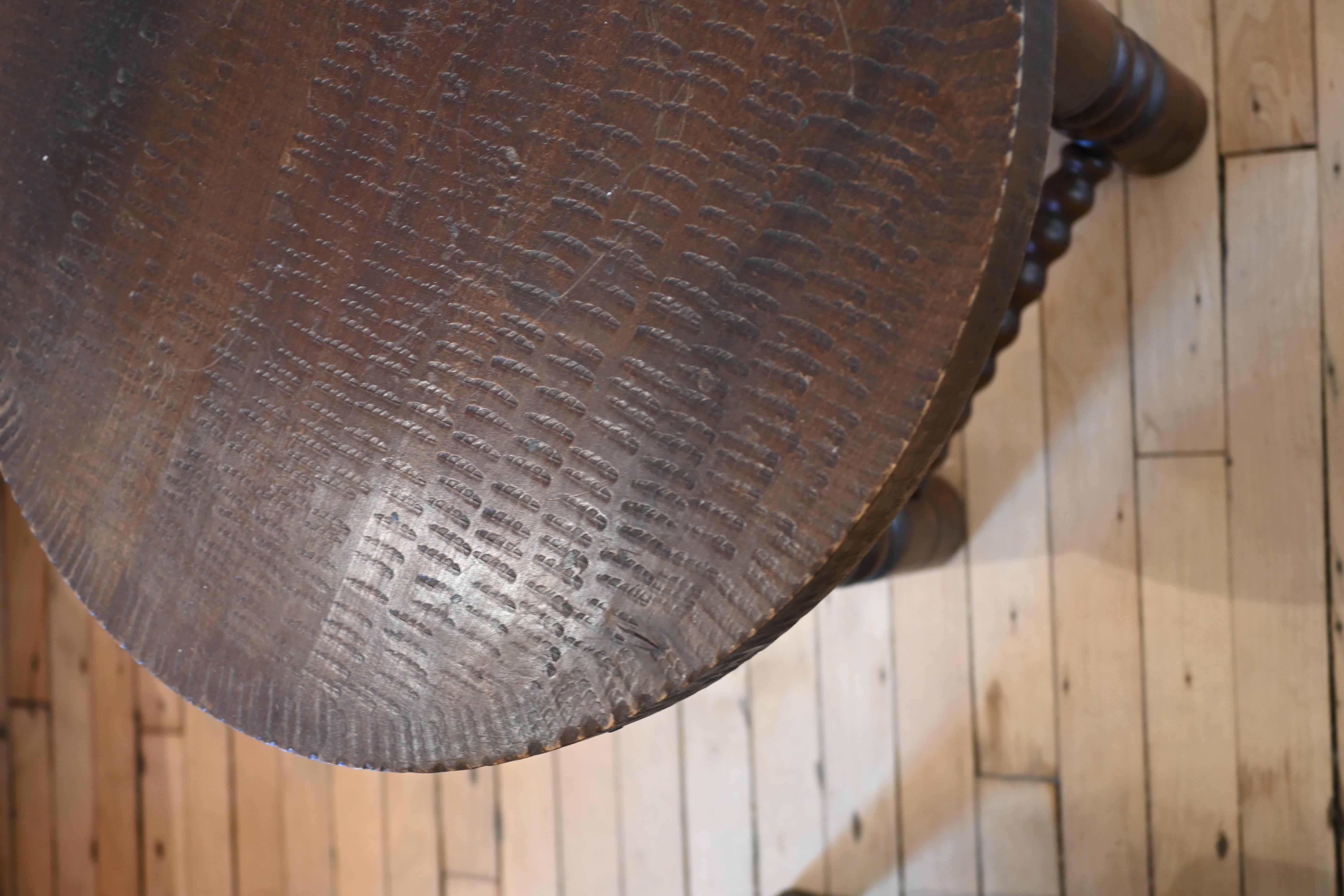 Milieu du XXe siècle Table d'appoint Charles Dudouyt en chêne en vente