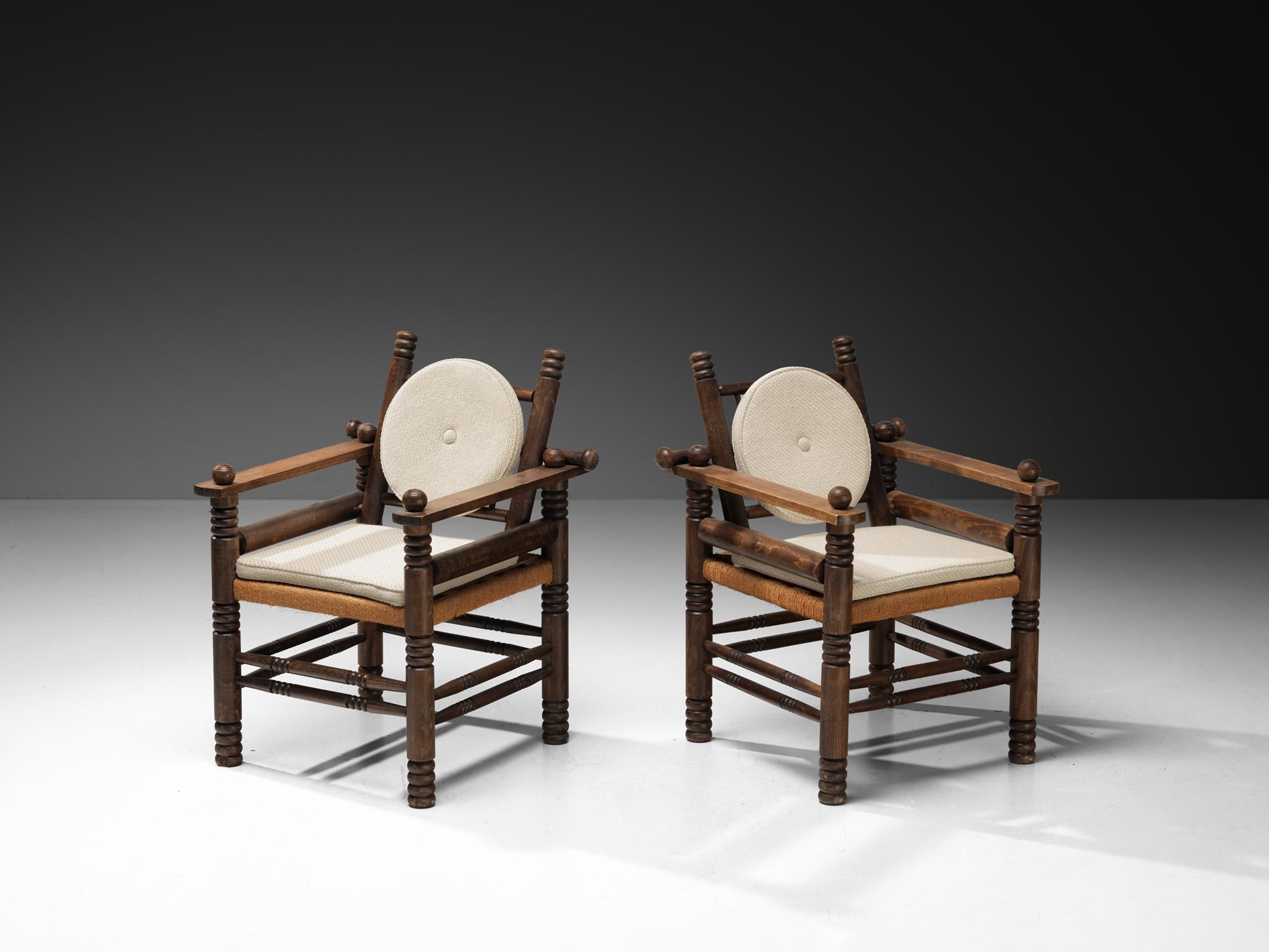 Charles Dudouyt, par de sillones de salón, álamo, fresno, haya, junco, Francia, años 40

Tumbonas decorativas de Charles Dudouyt. El marco presenta múltiples detalles tallados que contribuyen a un diseño complejo y armonioso. Las líneas talladas y