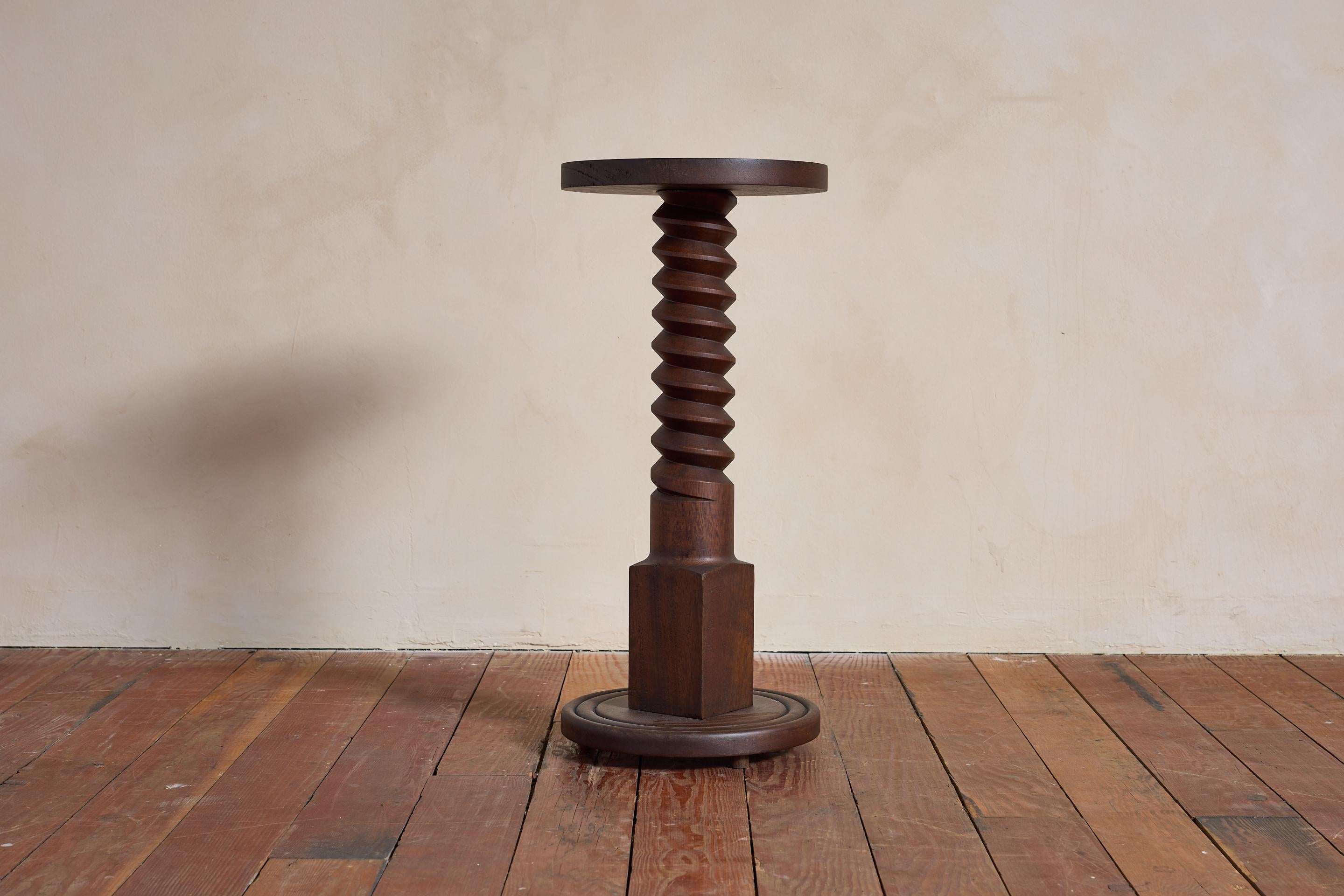 Gran mesa con pedestal escultural de Charles Dudouyt, con su característica base de sacacorchos.

Maravillosa pátina - diseño limpio y sencillo. 

Francia, década de 1940.

