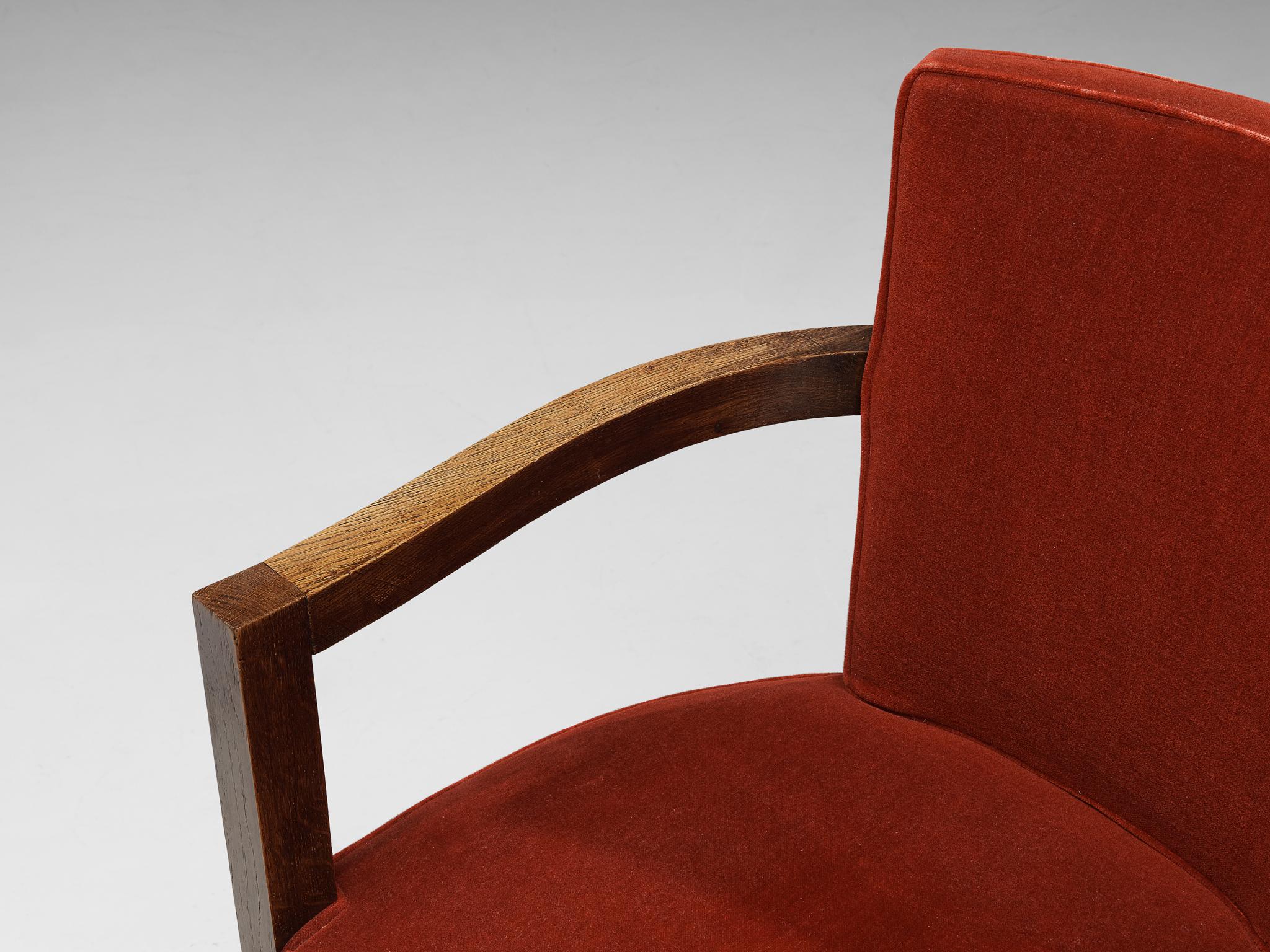 Charles Dudouyt: Vierer-Sessel aus Eiche und rotem Samt  (Mitte des 20. Jahrhunderts)