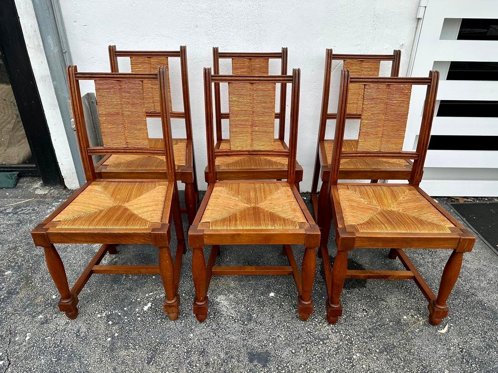 Charles Dudouyt Sechser-Set (6) Esszimmerstühle aus Binsen und Nussbaumholz (Mitte des 20. Jahrhunderts) im Angebot