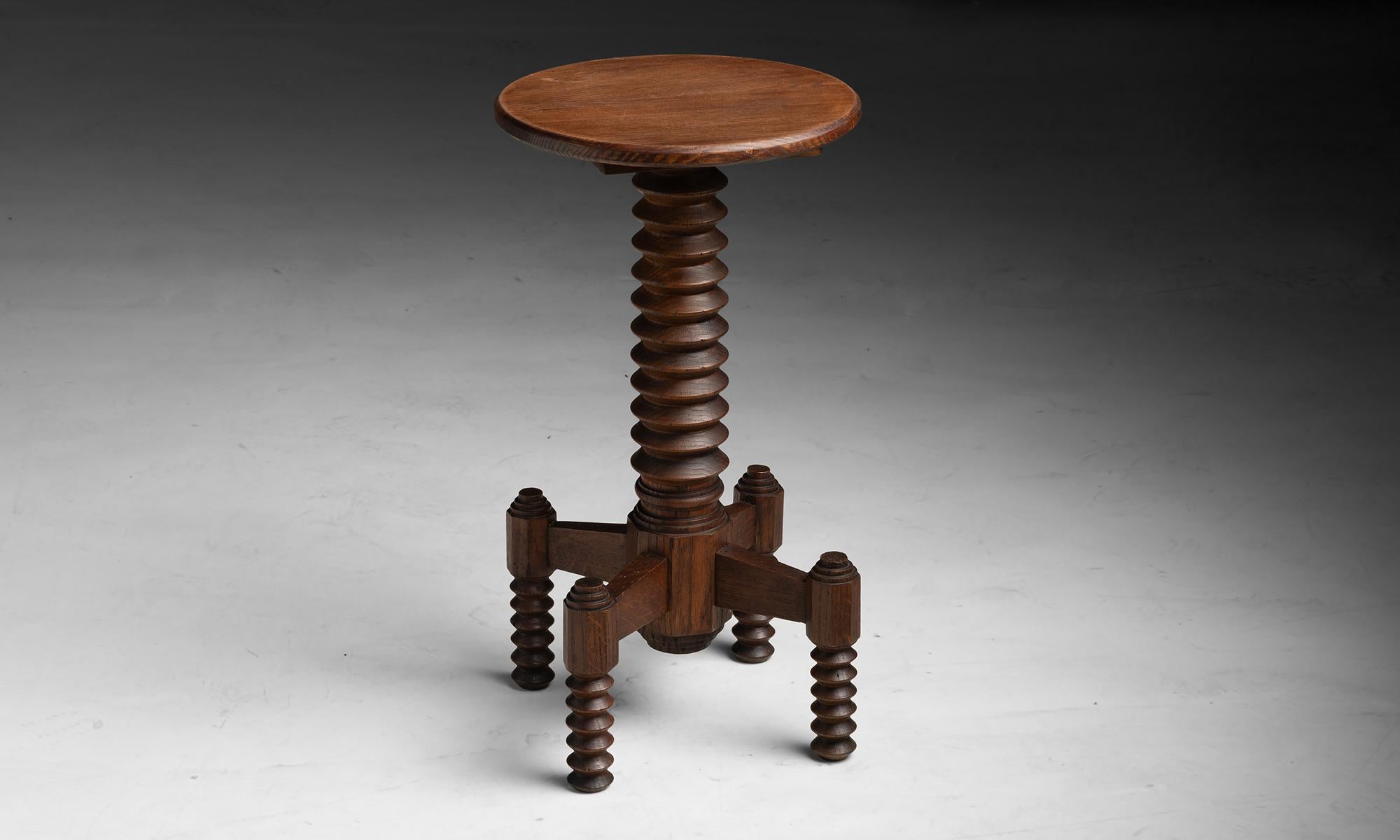Table d'appoint Charles Dudouyt
France, 1940
Table d'appoint en chêne teinté avec base et pieds tournés.
14 