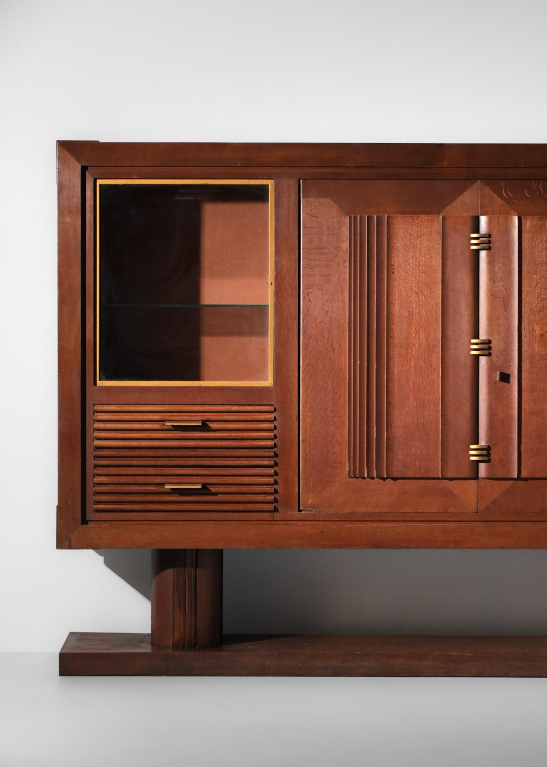 Grande credenza / enfilade art déco degli anni '30 del designer francese Charles Dudouyt. Questa credenza fa parte del superbo set di bar, scrivania e poltrona presentato sul nostro sito. Struttura in rovere massiccio tinto. La credenza è dotata di