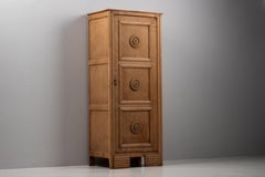 Charles Dudouyt, Eintüriger Eichenschrank, geschnitzte Rosettenpaneele, Frankreich, 1940er Jahre