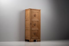 Charles Dudouyt, Armoire a un'anta in Oak, pannelli con rosette intagliate, Francia, anni '40