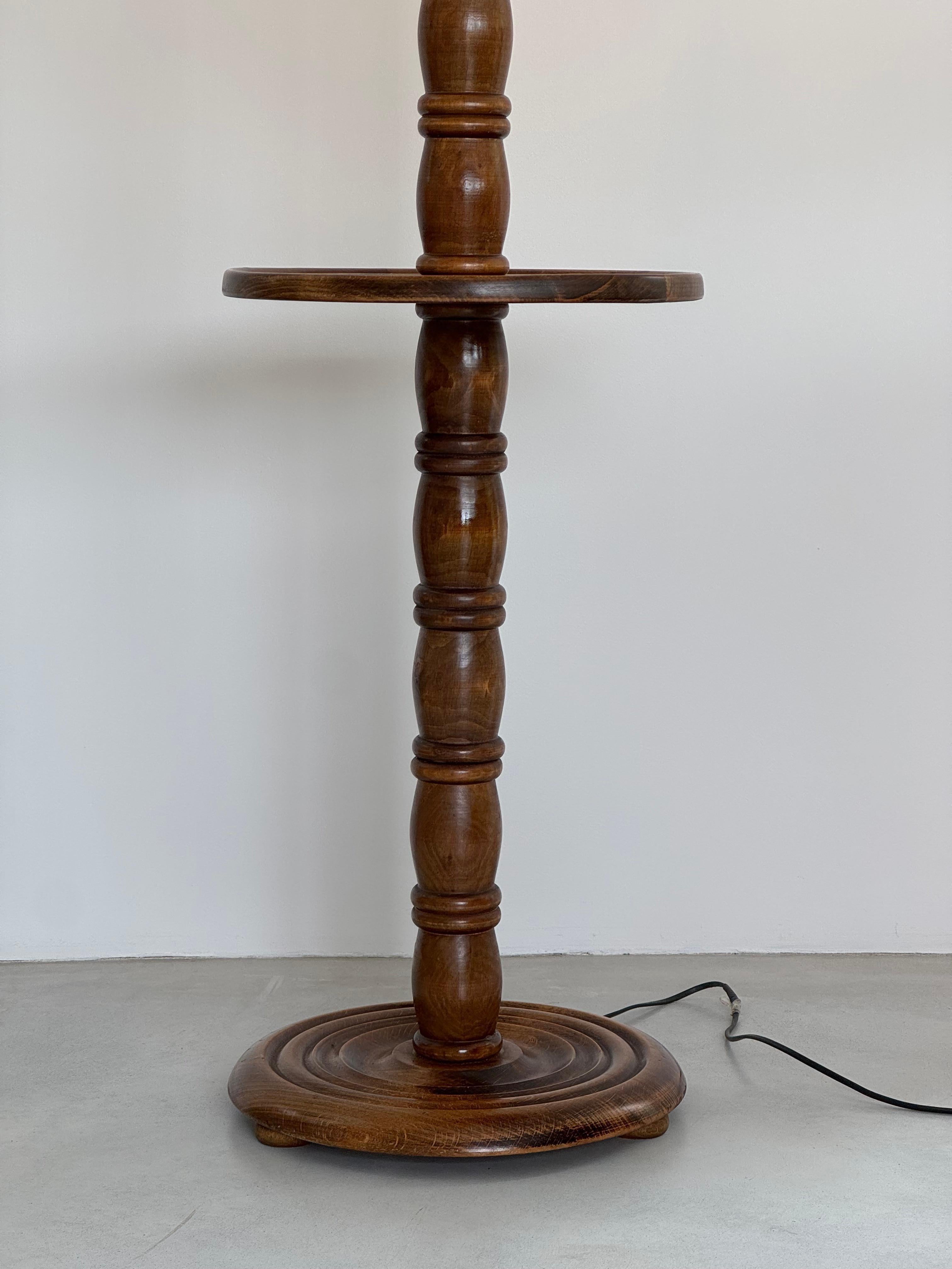 Arts and Crafts Lampada da terra in noce massiccio Charles Dudouyt - Design francese anni '40 in vendita