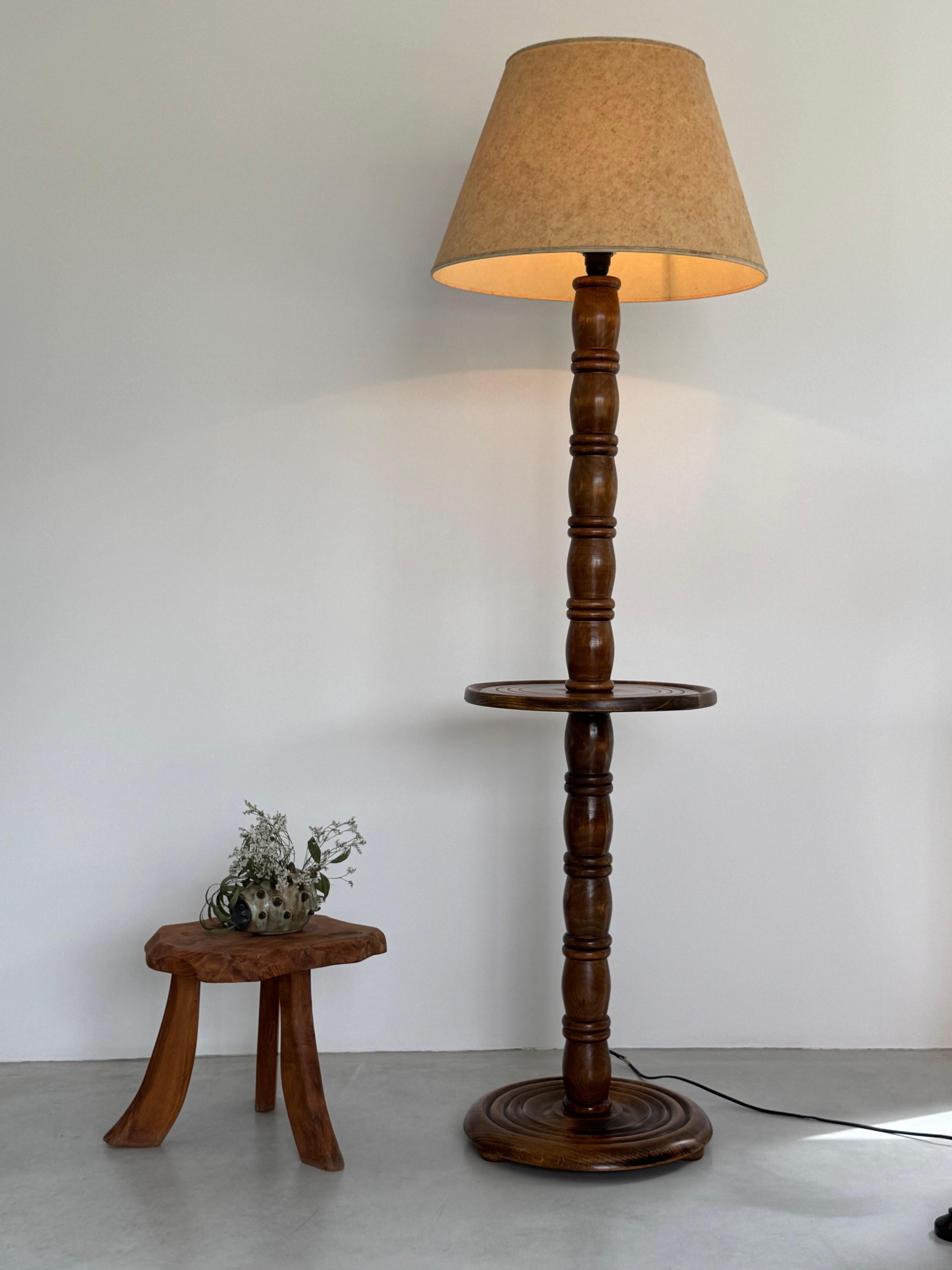 Falegnameria Lampada da terra in noce massiccio Charles Dudouyt - Design francese anni '40 in vendita