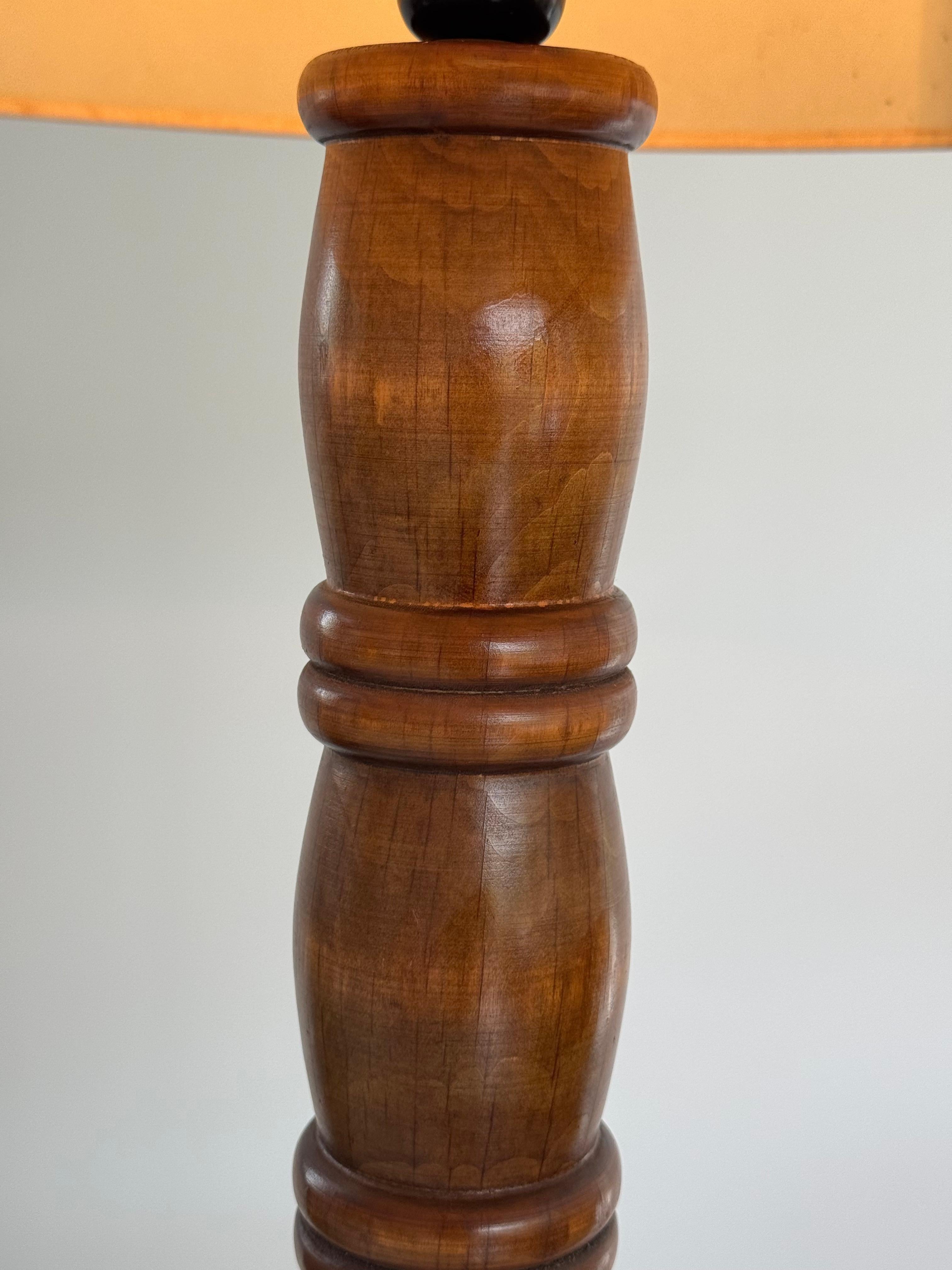 Noce Lampada da terra in noce massiccio Charles Dudouyt - Design francese anni '40 in vendita