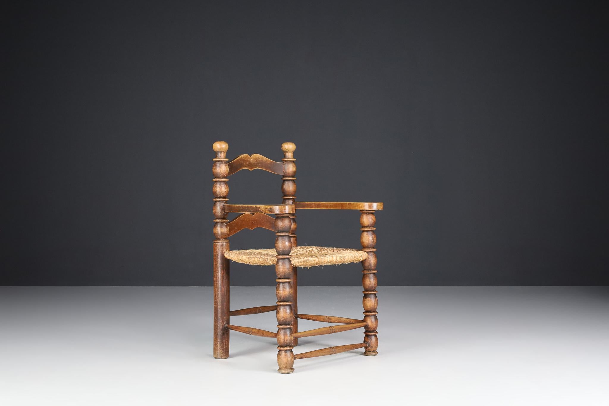 Sessel im Charles Dudouyt-Stil aus Buchenholz und Binsensitz, Frankreich, 1940er Jahre (20. Jahrhundert) im Angebot