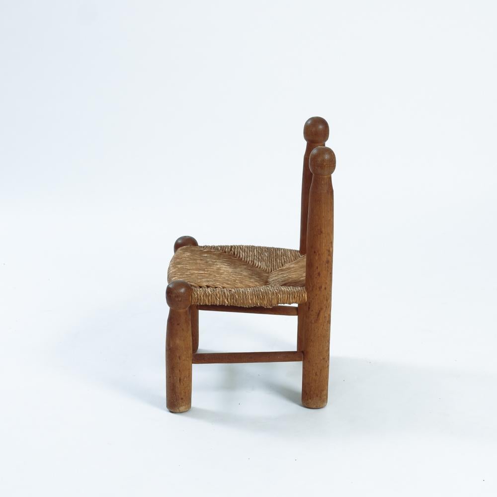 Chaises basses en chêne paillé de style Charles Dudouyt, années 1960 en vente 2
