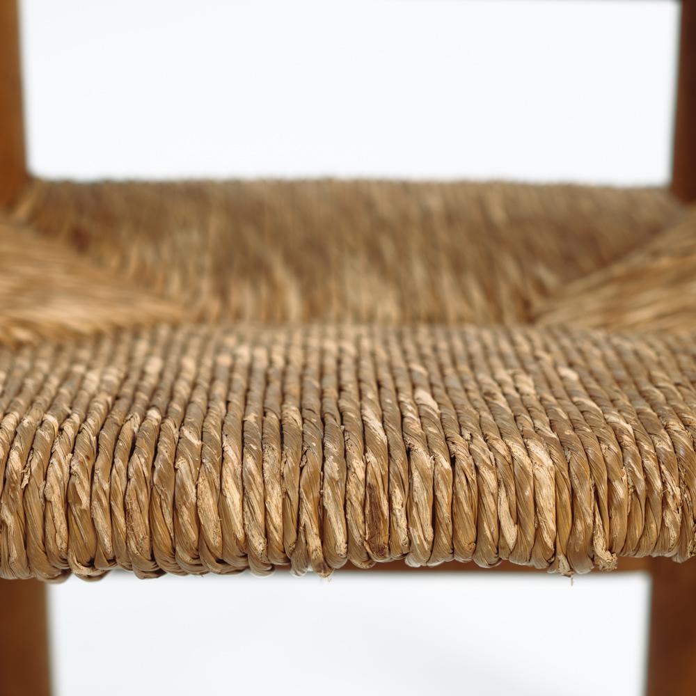Chaises basses en chêne paillé de style Charles Dudouyt, années 1960 en vente 5