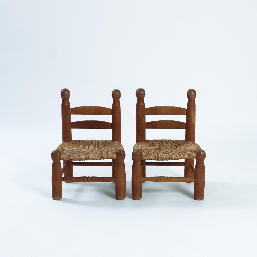 Rustique Chaises basses en chêne paillé de style Charles Dudouyt, années 1960 en vente