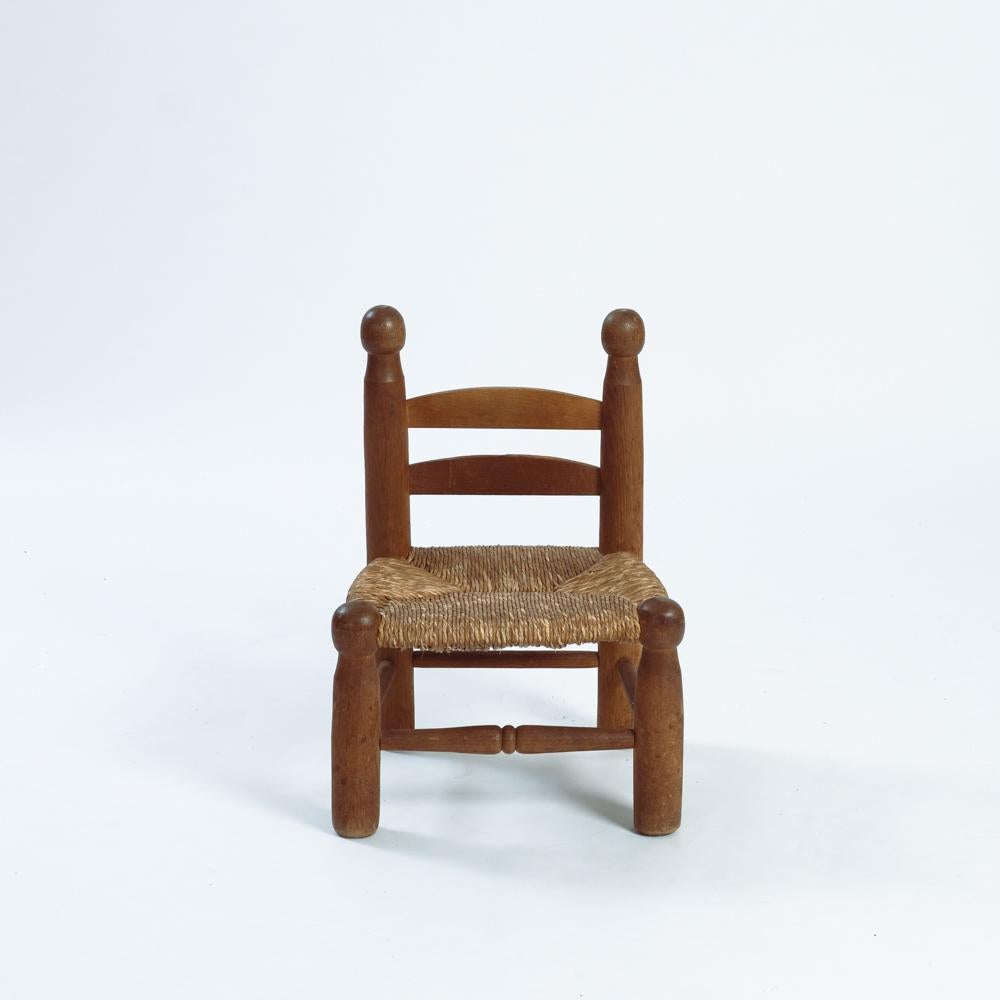 Chaises basses en chêne paillé de style Charles Dudouyt, années 1960 Bon état - En vente à Zevenaar, NL