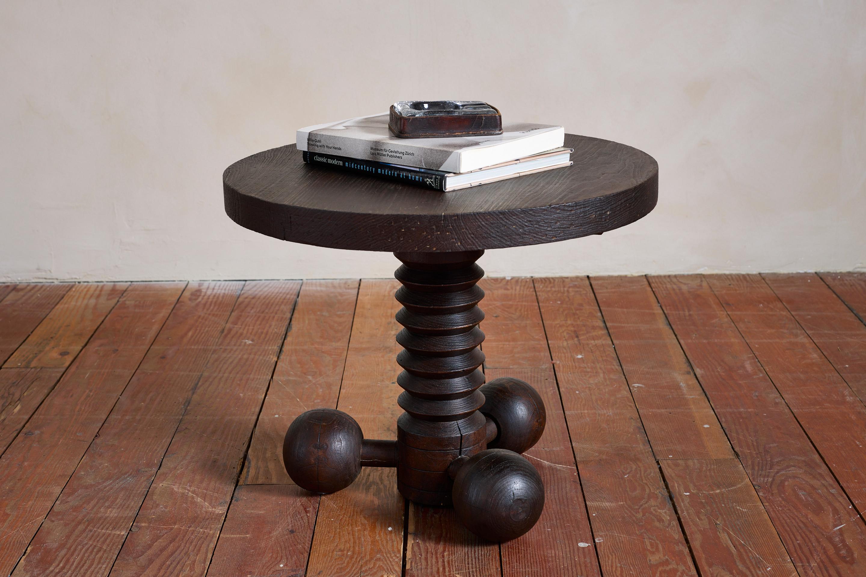 Grande table d'appoint sculpturale de Charles Dudouyt avec trois pieds en bois à billes 

Base en tire-bouchon sculptée et gravée à la main sur les bords. 

Merveilleuse patine du bois riche et foncé sur l'ensemble de la pièce.