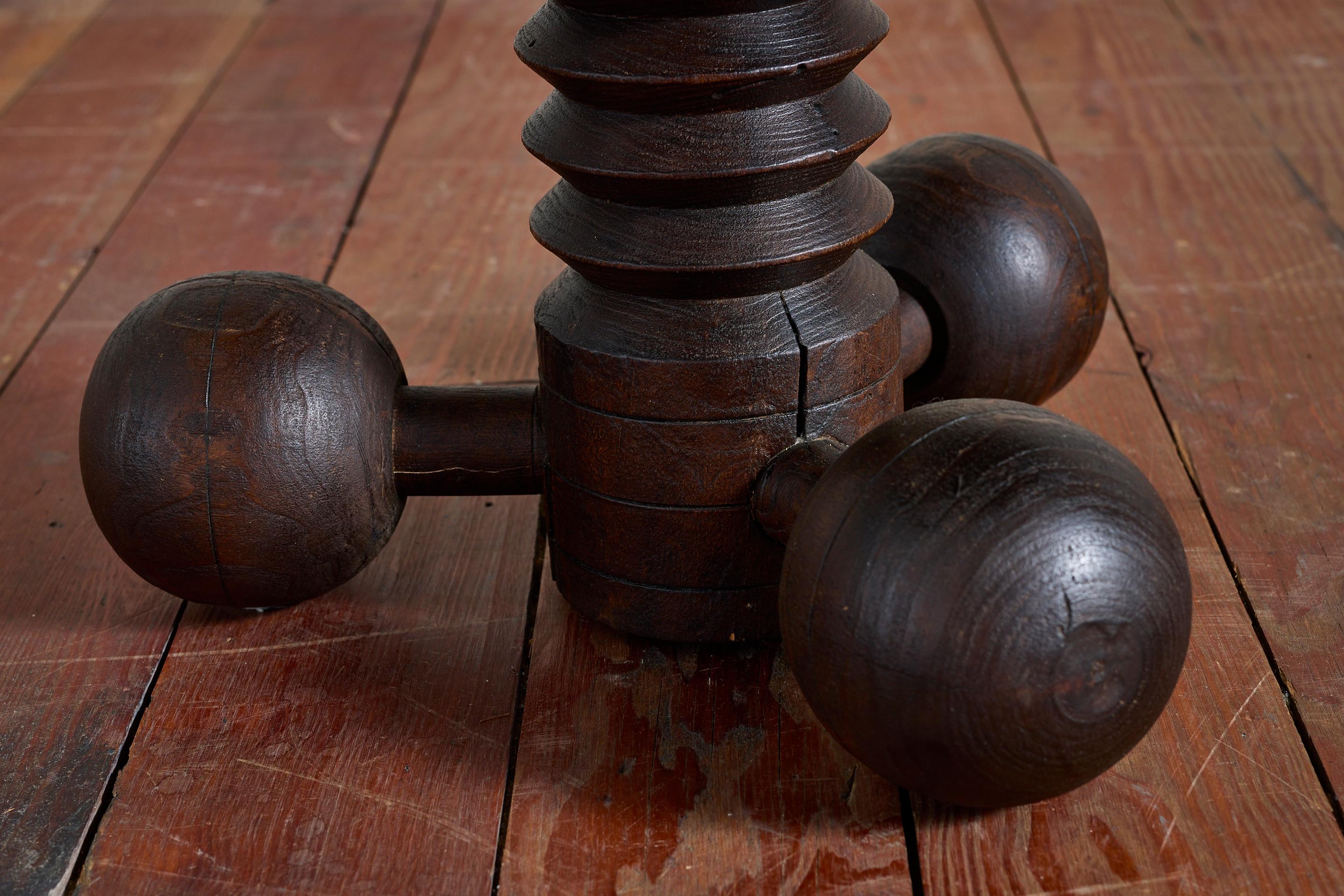 Chêne Table tripode Charles Dudouyt en vente