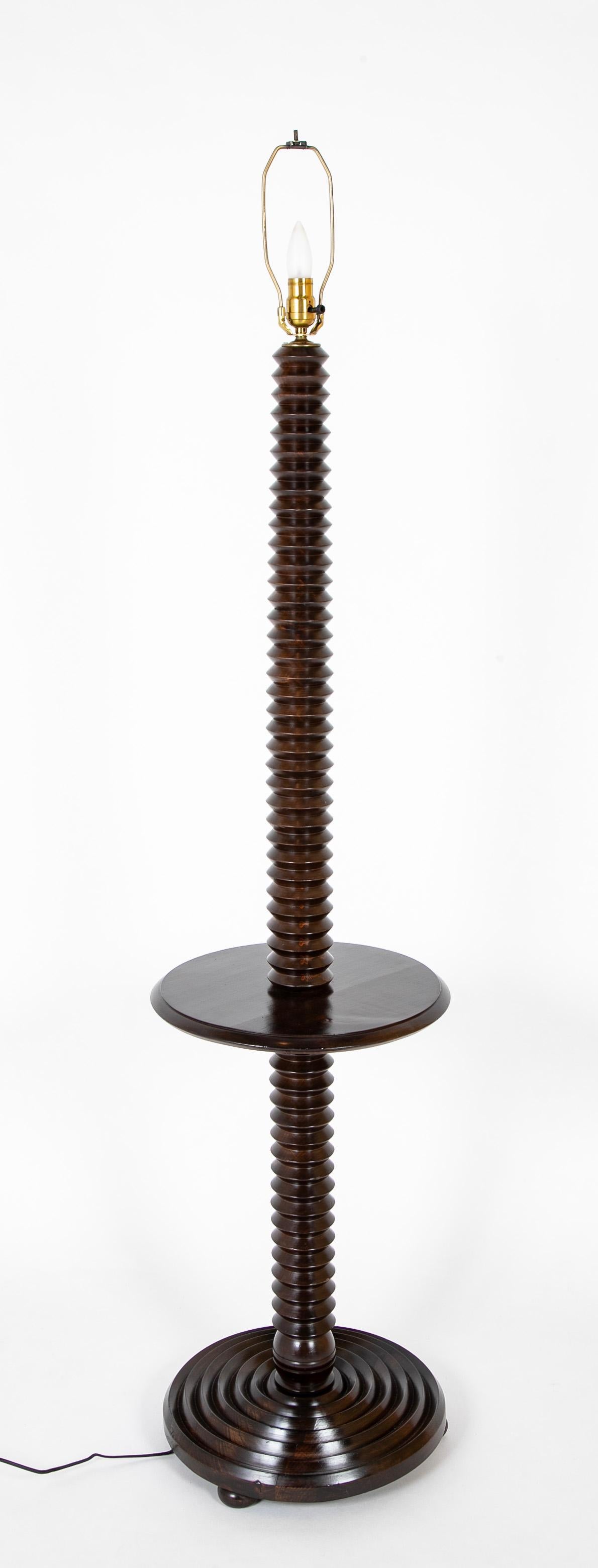 Charles Dudouyt ( Frankreich,  1885 - 1946 ) Stehlampe aus gedrechseltem Holz mit Regal.  Ca. 1940.

64