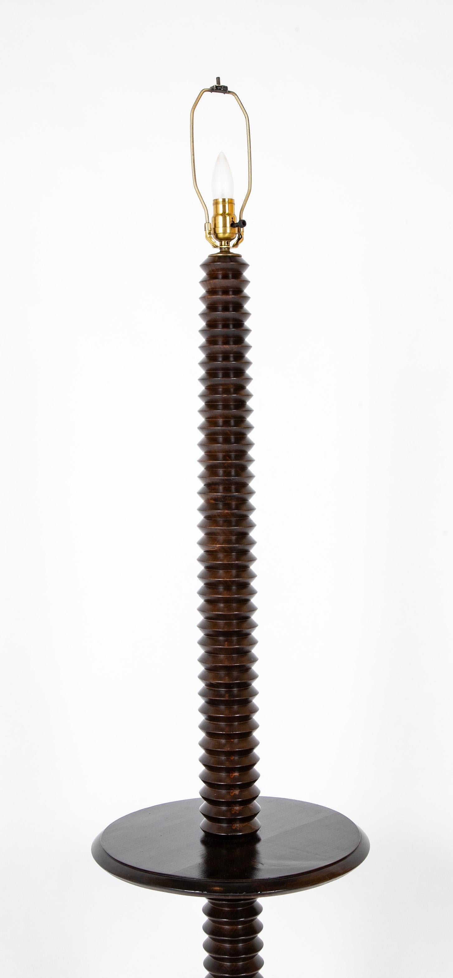 Charles Dudouyt Stehlampe aus gedrechseltem Holz mit Regal (Moderne der Mitte des Jahrhunderts) im Angebot