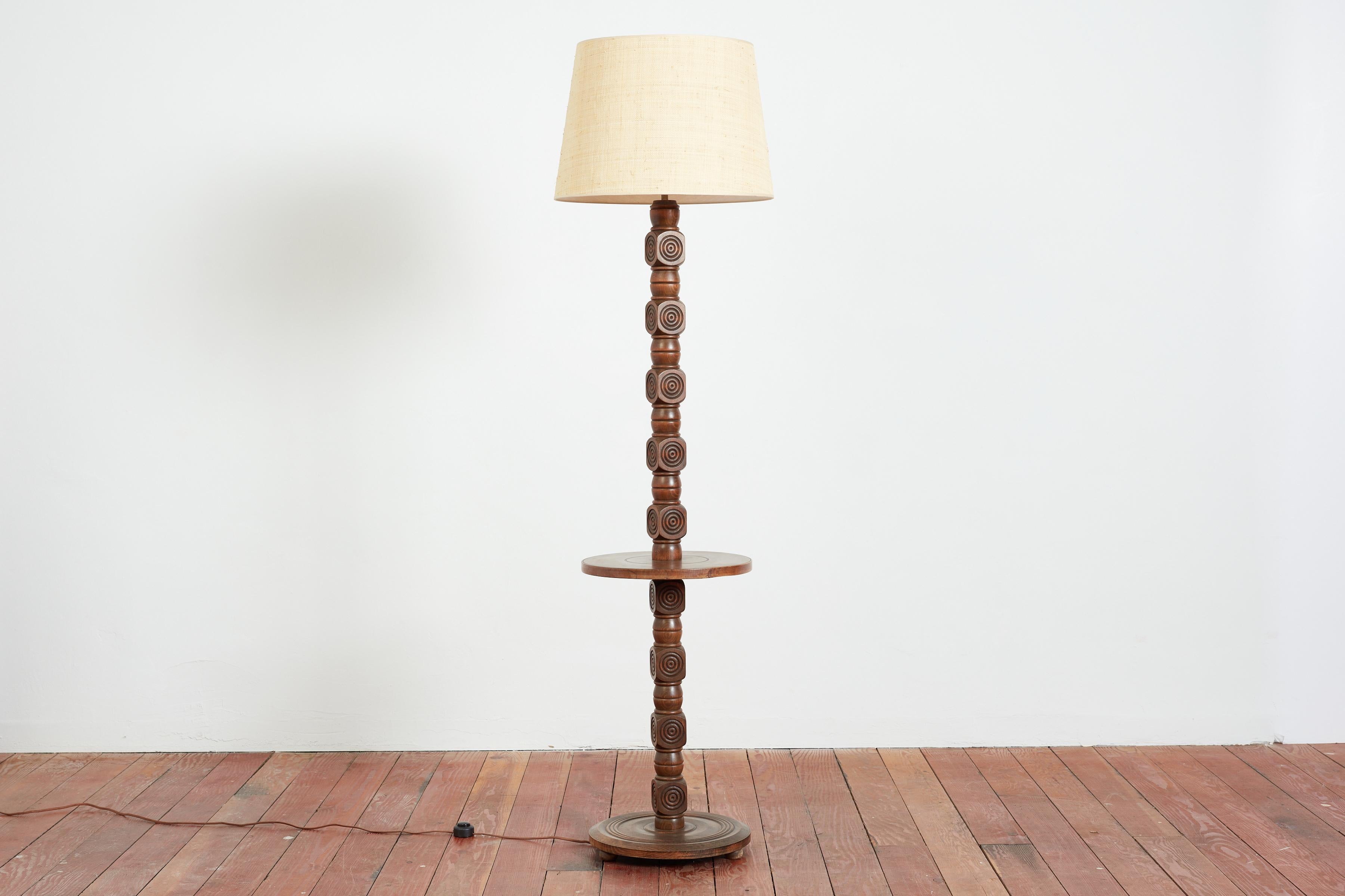 Lampadaire sur pied attribué à Charles Dudouyt avec base circulaire concentrique sculptée.  Linge de maison neuf et électricité refaite à neuf.

Merveilleuse patine du bois.

France, vers les années 1940.