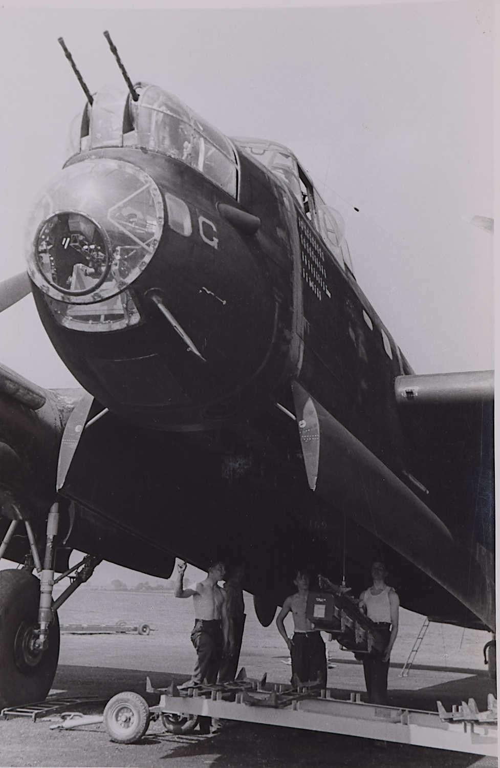 Black and White Photograph Charles E Brown  - Photographie du bombardier de Lancaster, G pour George