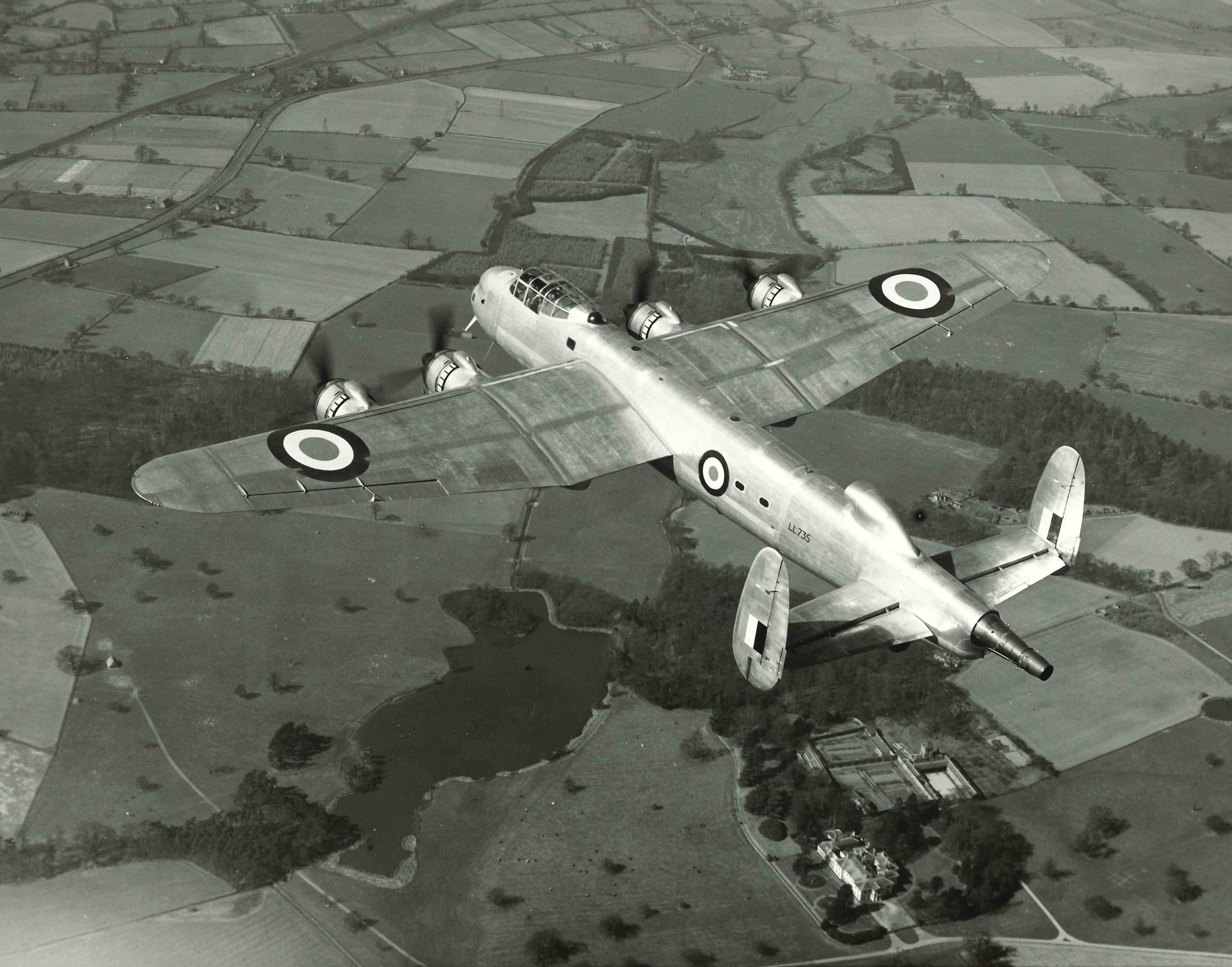 Charles E Brown Black and White Photograph – Charles E. Brown Lancaster Bomber, Testjet-Bomber aus dem Zweiten Weltkrieg, Originalfoto