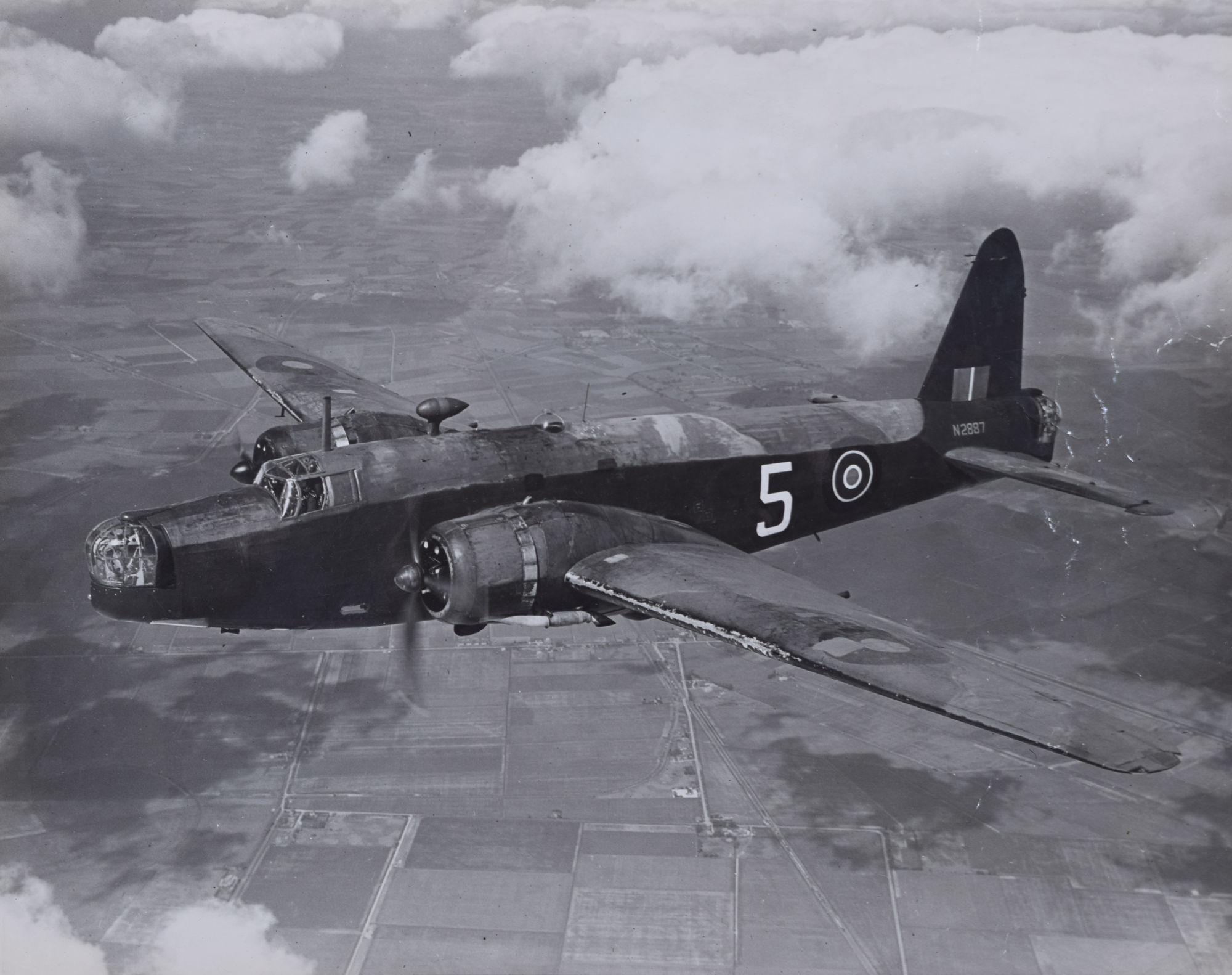 Wellington Bomber WW2 Kriegsflugzeug Silber gelatine Fotografie von Charles E Brown im Angebot 4