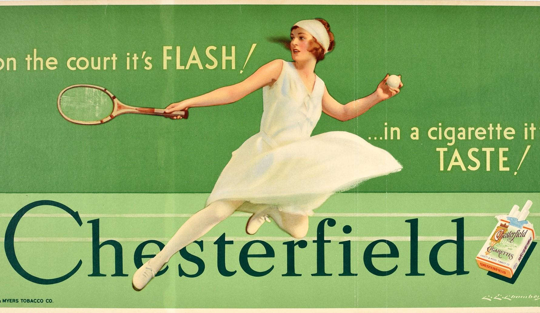 Affiche publicitaire originale pour les cigarettes Chesterfield - sur le court, c'est Flash ! dans une cigarette, c'est Taste ! - comportant une superbe illustration de Charles E. Chambers (1883-1941) d'une dame portant des vêtements de tennis et