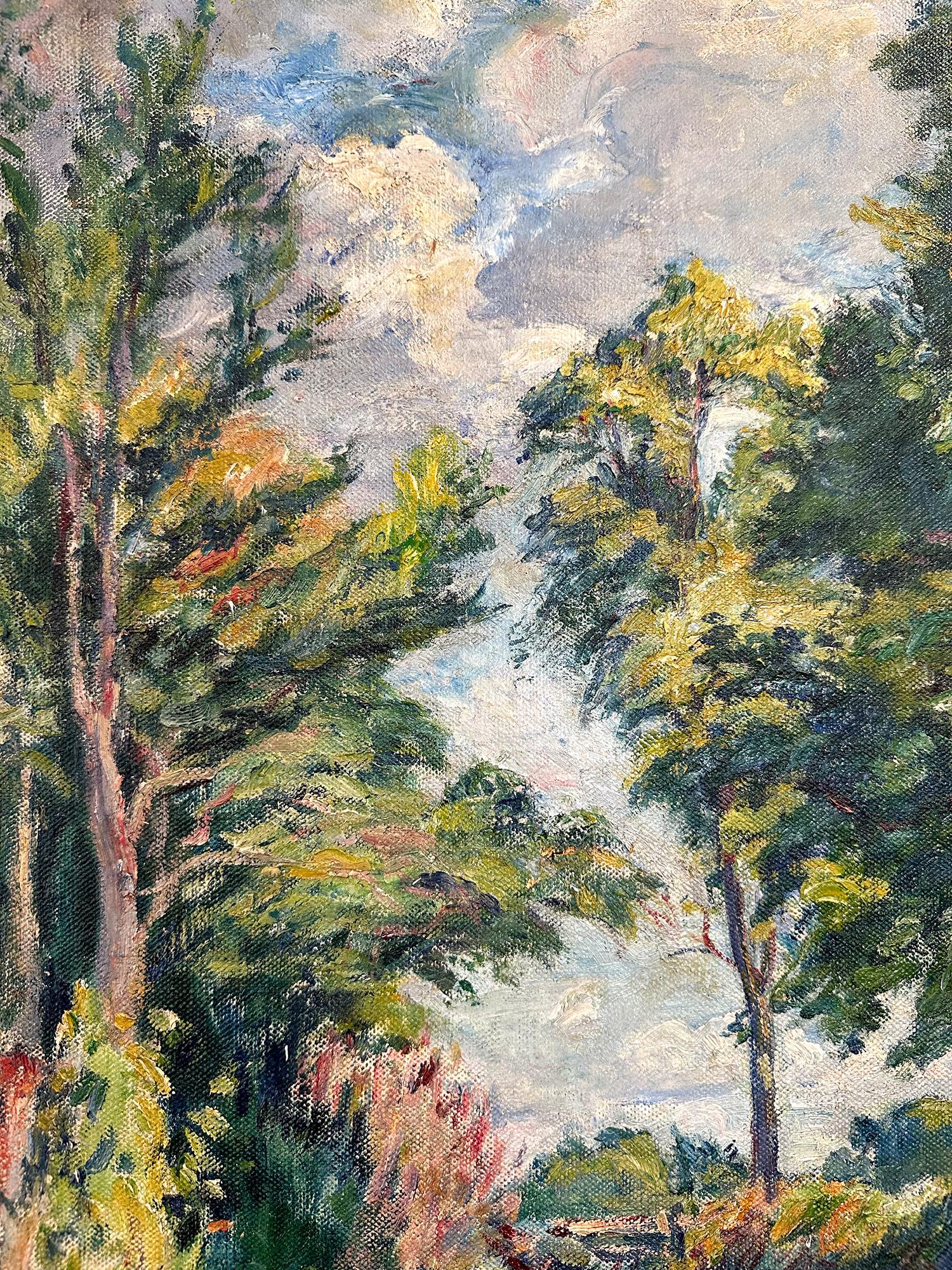 Cette pièce est un exemple pertinent des œuvres les plus recherchées de Charles Genge, représentant une vue colorée de la forêt. Artiste britannique post-impressionniste, la plupart des œuvres de Genge ont été réalisées au début du XXe siècle, entre