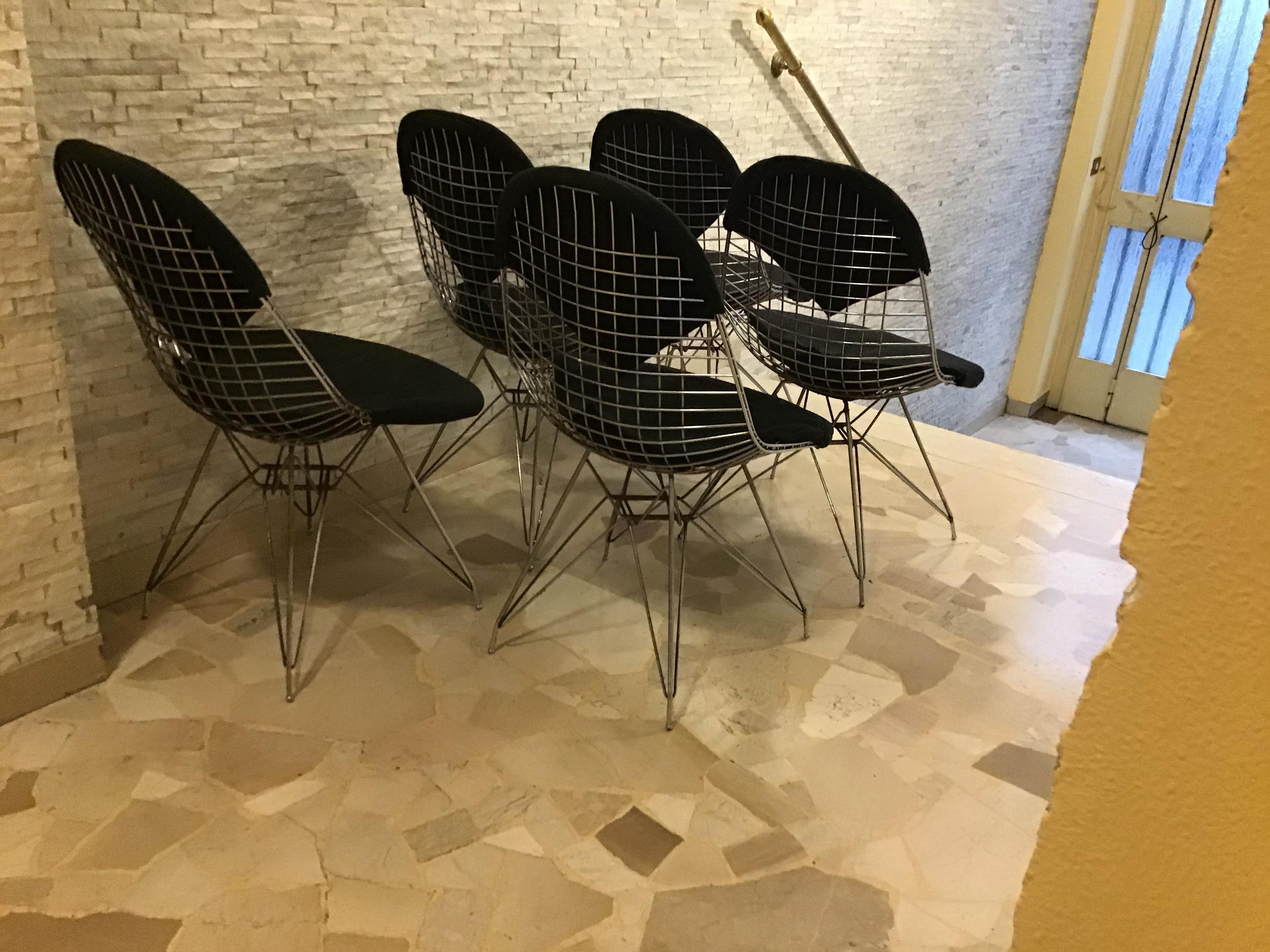 Charles e Ray Eames Stühle aus Metall, Crome, 1970, Italien im Angebot 7