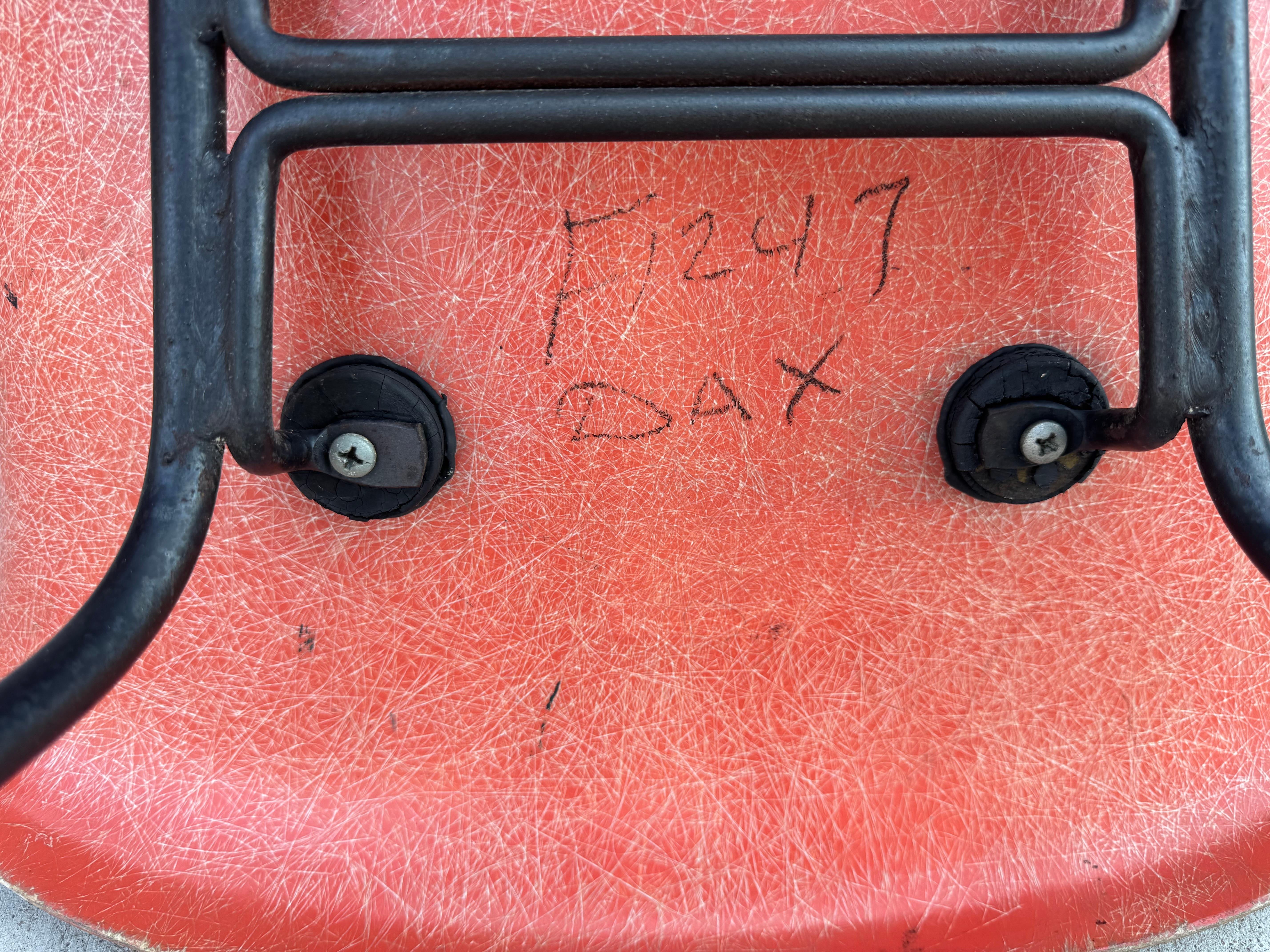 Charles Eames 2nd Generation DAX Fauteuil en fibre de verre couleur inhabituelle. en vente 8