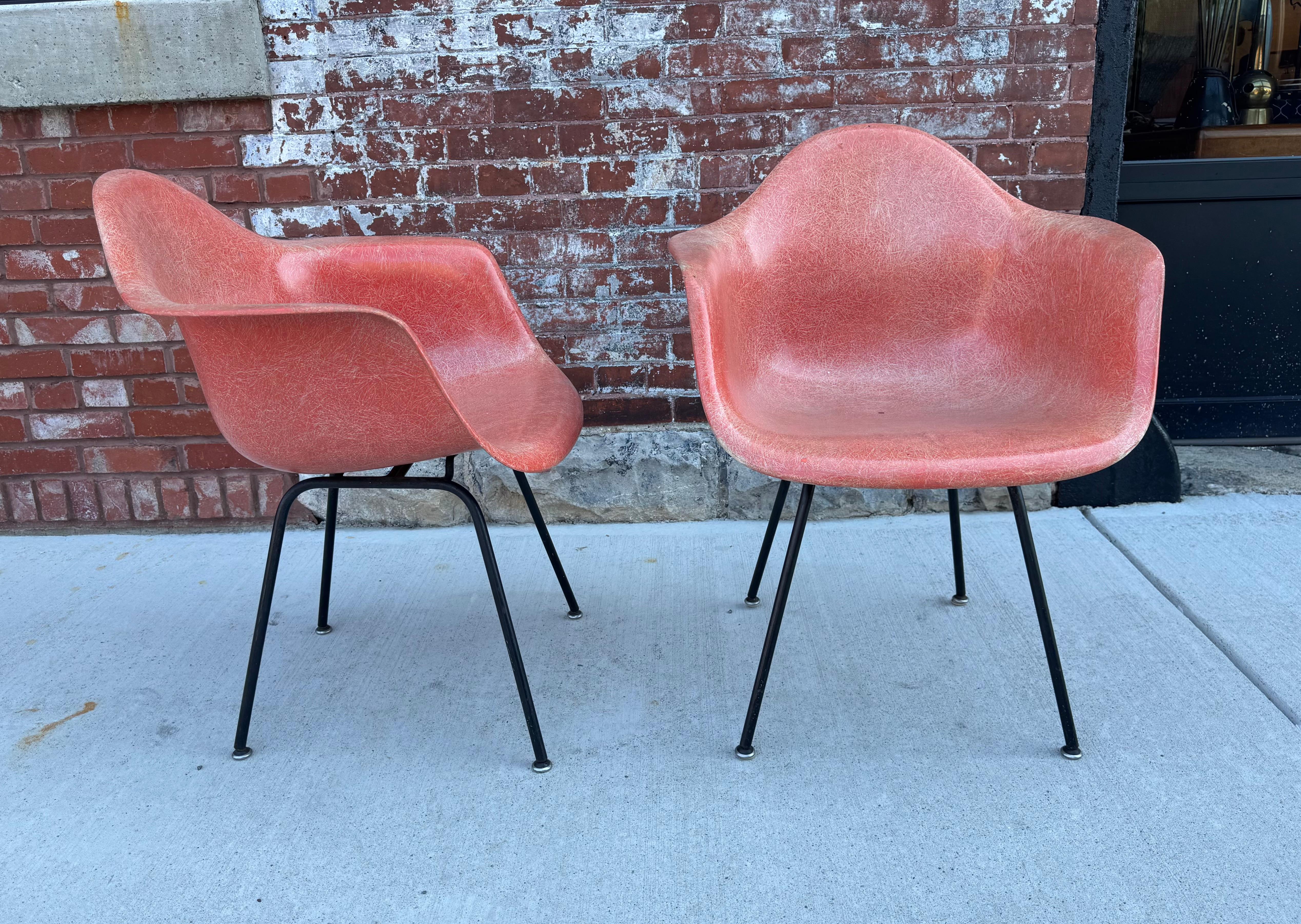 Paire de fauteuils en fibre de verre DAX 2ème génération de Charles & Ray Eames du début des années 50, couleur... Merveilleuse coquille cramoisie/rose... Fibres apparentes, base en 