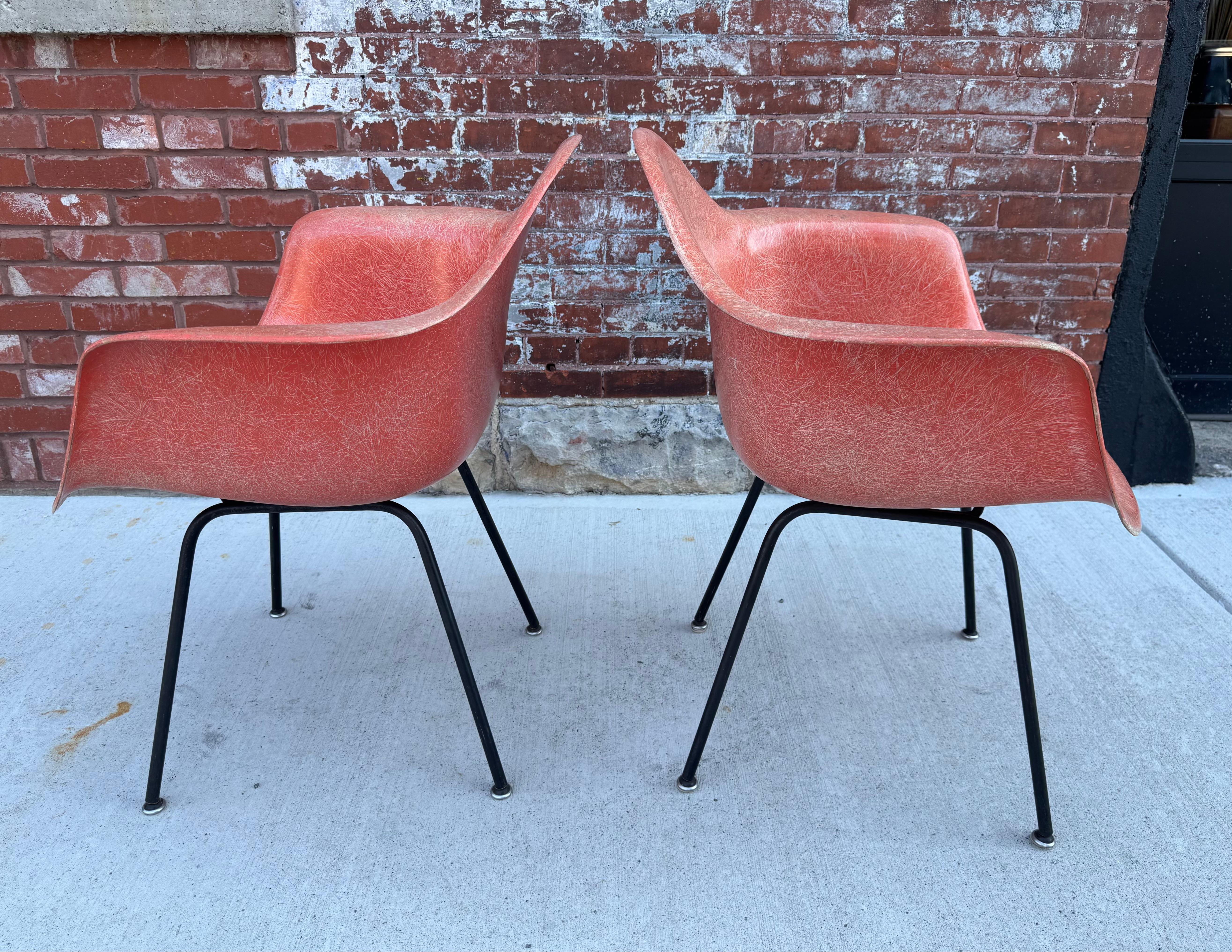Mid-Century Modern Charles Eames 2nd Generation DAX Fauteuil en fibre de verre couleur inhabituelle. en vente