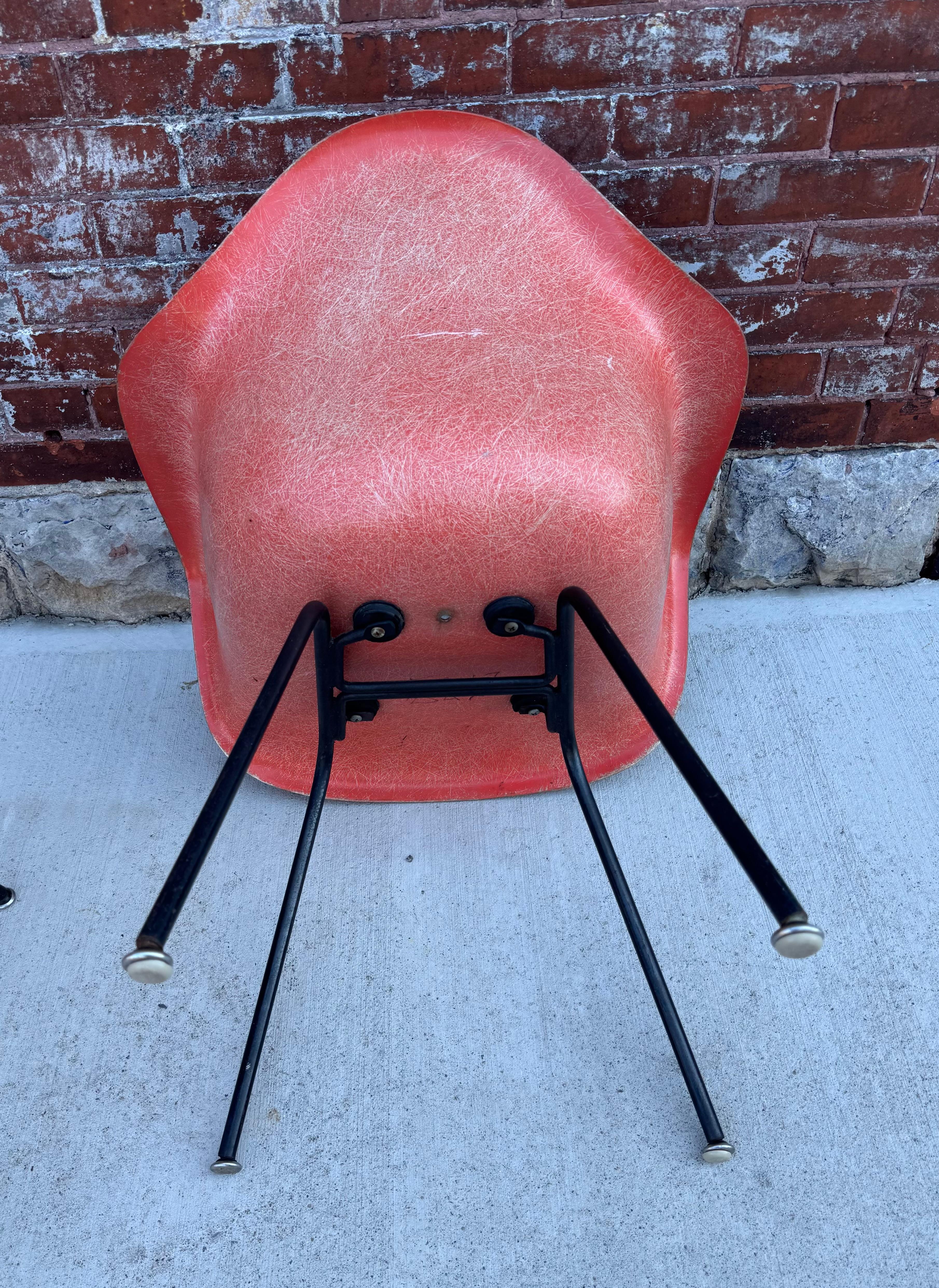 Américain Charles Eames 2nd Generation DAX Fauteuil en fibre de verre couleur inhabituelle. en vente