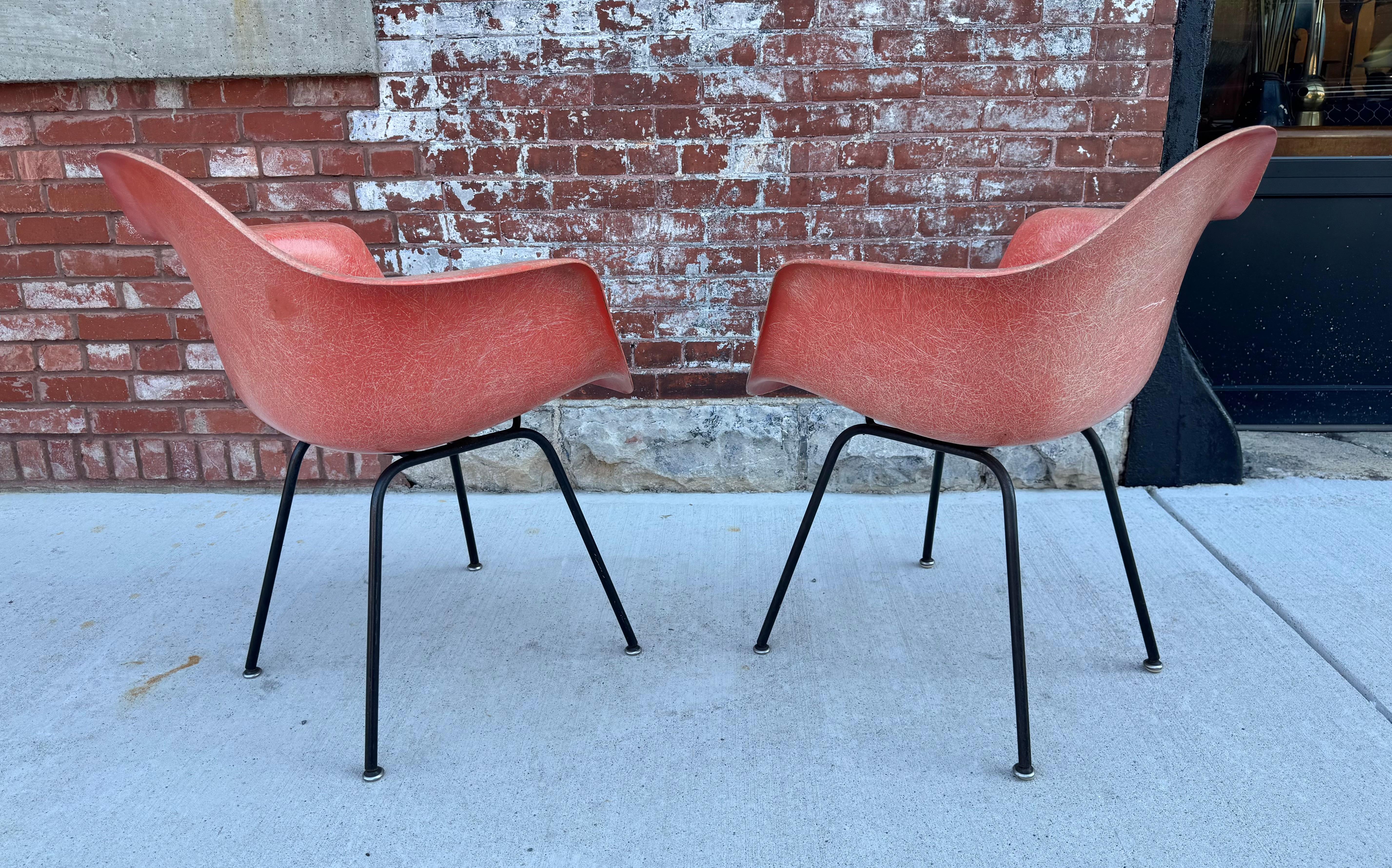 Fer Charles Eames 2nd Generation DAX Fauteuil en fibre de verre couleur inhabituelle. en vente