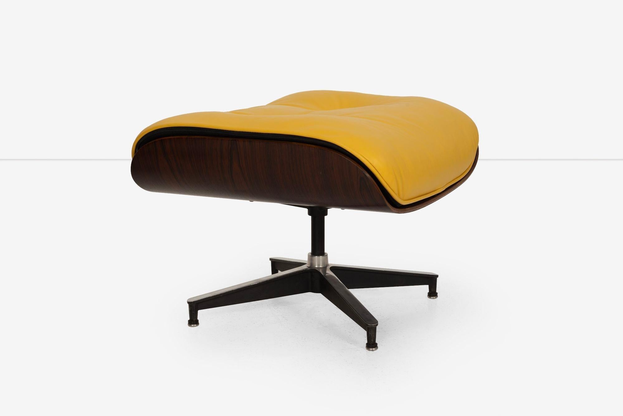 Charles Eames 670 & 671 Rosewood Lounge Chair and Ottoman for Herman Miller For Sale 11