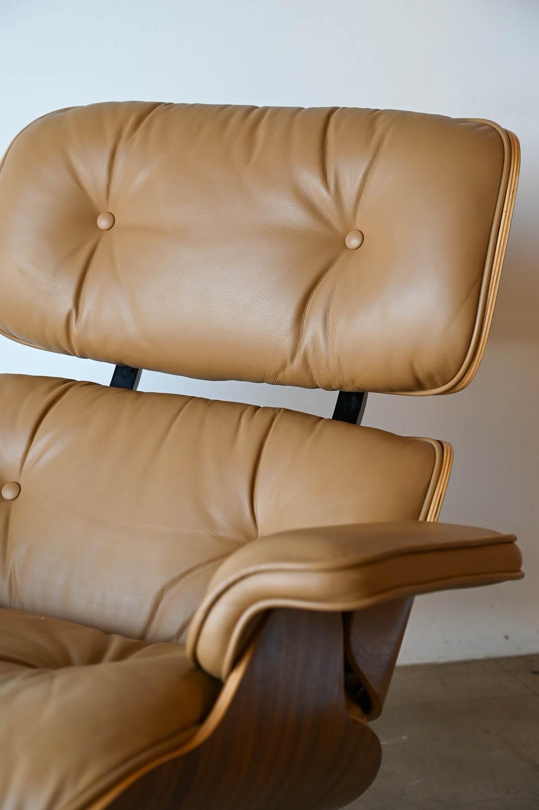 Charles Eames 670/671 Walnut and Leather Lounge Chair and Ottoman, 2004 For Sale 7
