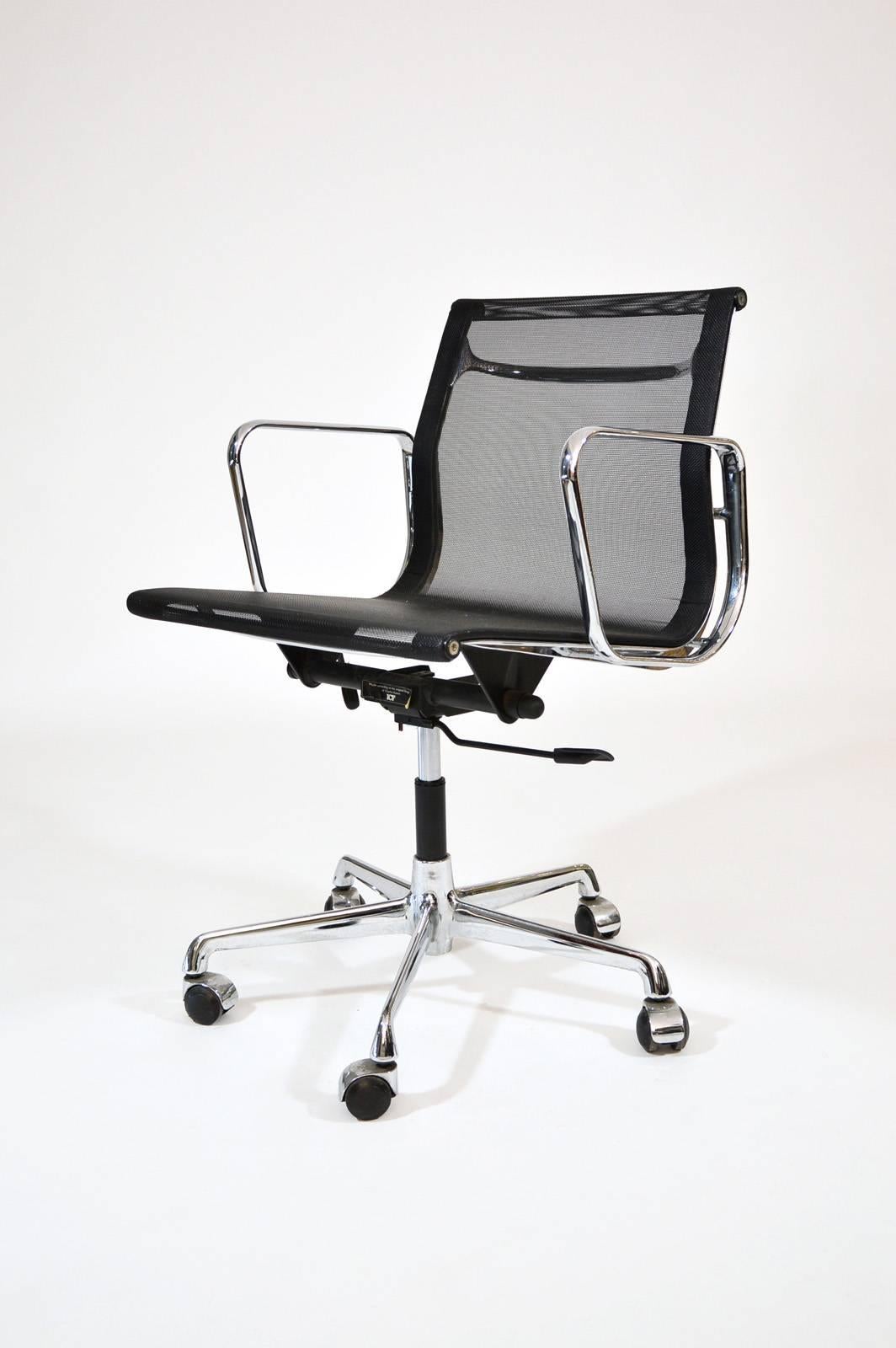 An Aluminium Group chair, designed by Charles Eames for Herman Miller in 1959, with black mesh upholstery, produced in Italy by ICF, under license of Heman Miller.
In very good condition, swiveling and adjustable in height.