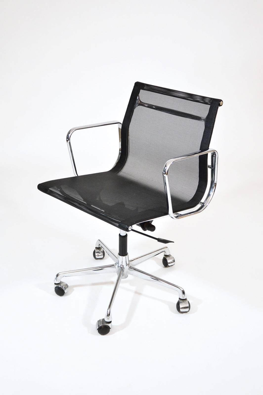 Mid-Century Modern Charles Eames Aluminium Group Black Mesh Chair For Sale
