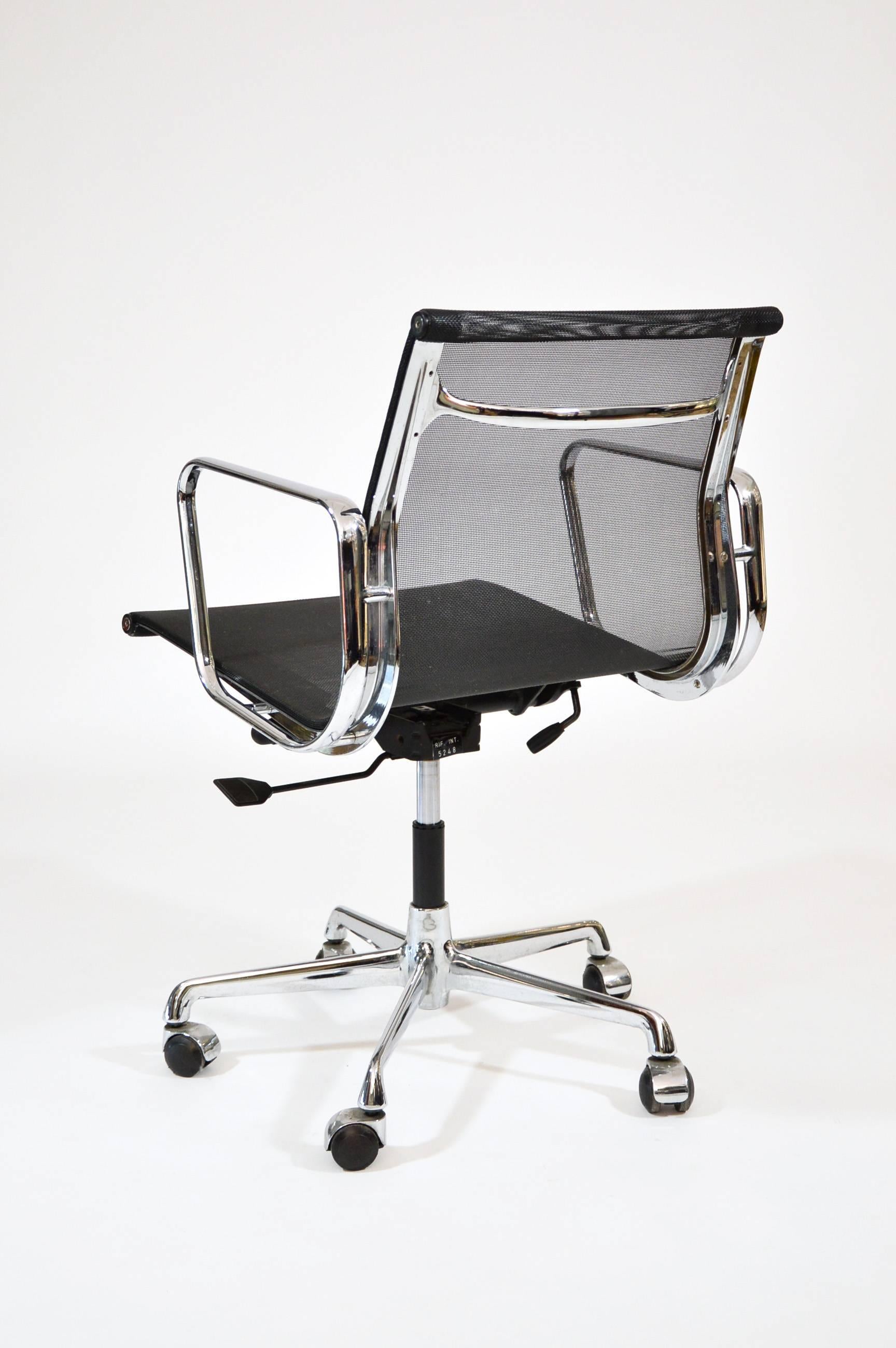 Nylon Charles Eames Aluminium Group Black Mesh Chair For Sale