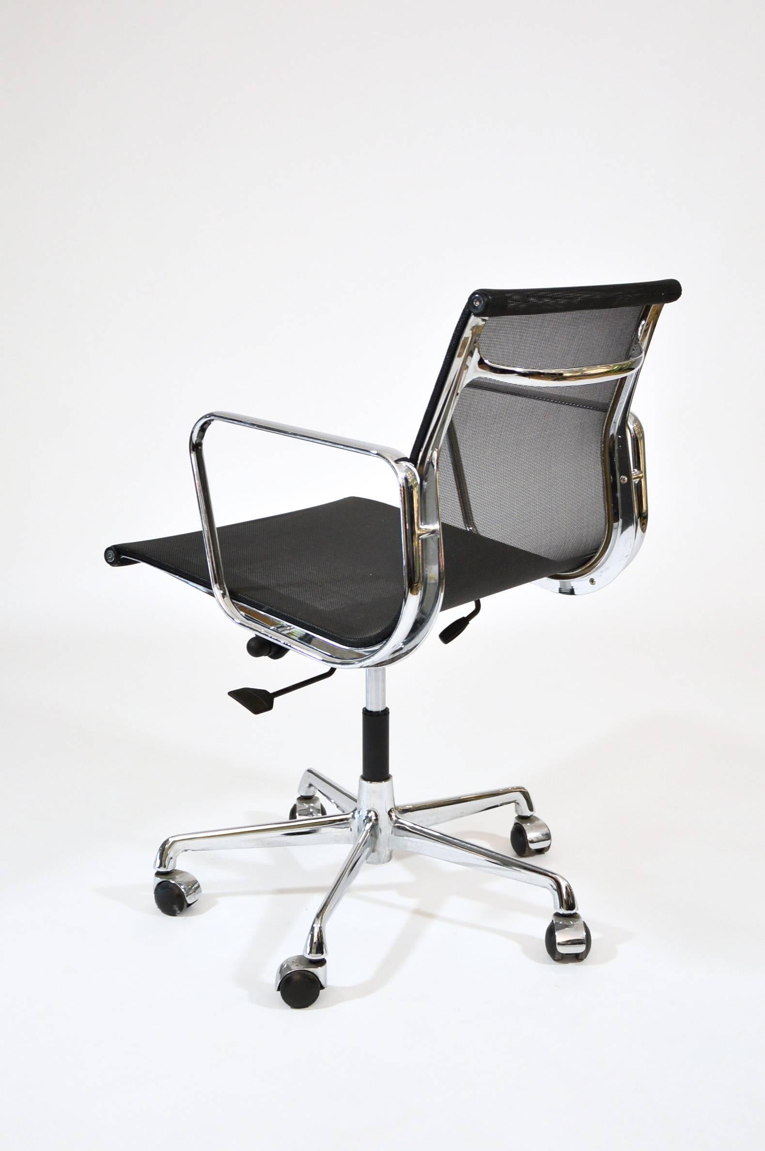 Charles Eames Aluminium Group Black Mesh Chair For Sale 1