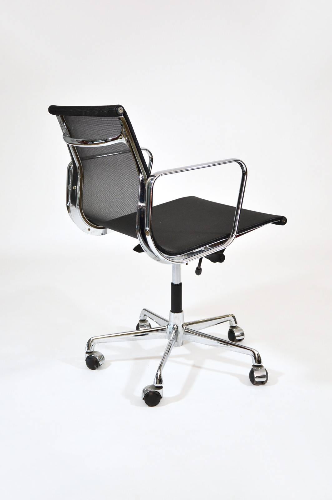 Charles Eames Aluminium Group Black Mesh Chair For Sale 2