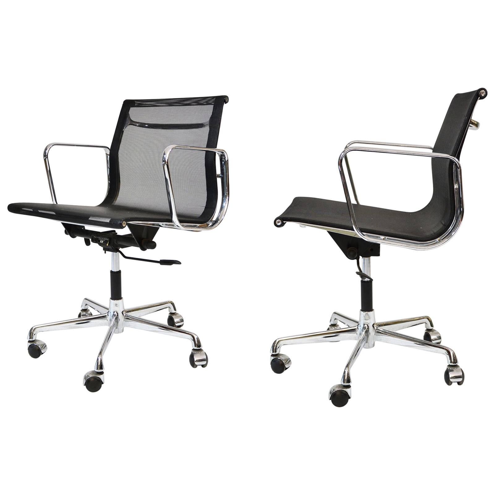 Charles Eames Aluminium Group Black Mesh Chair For Sale