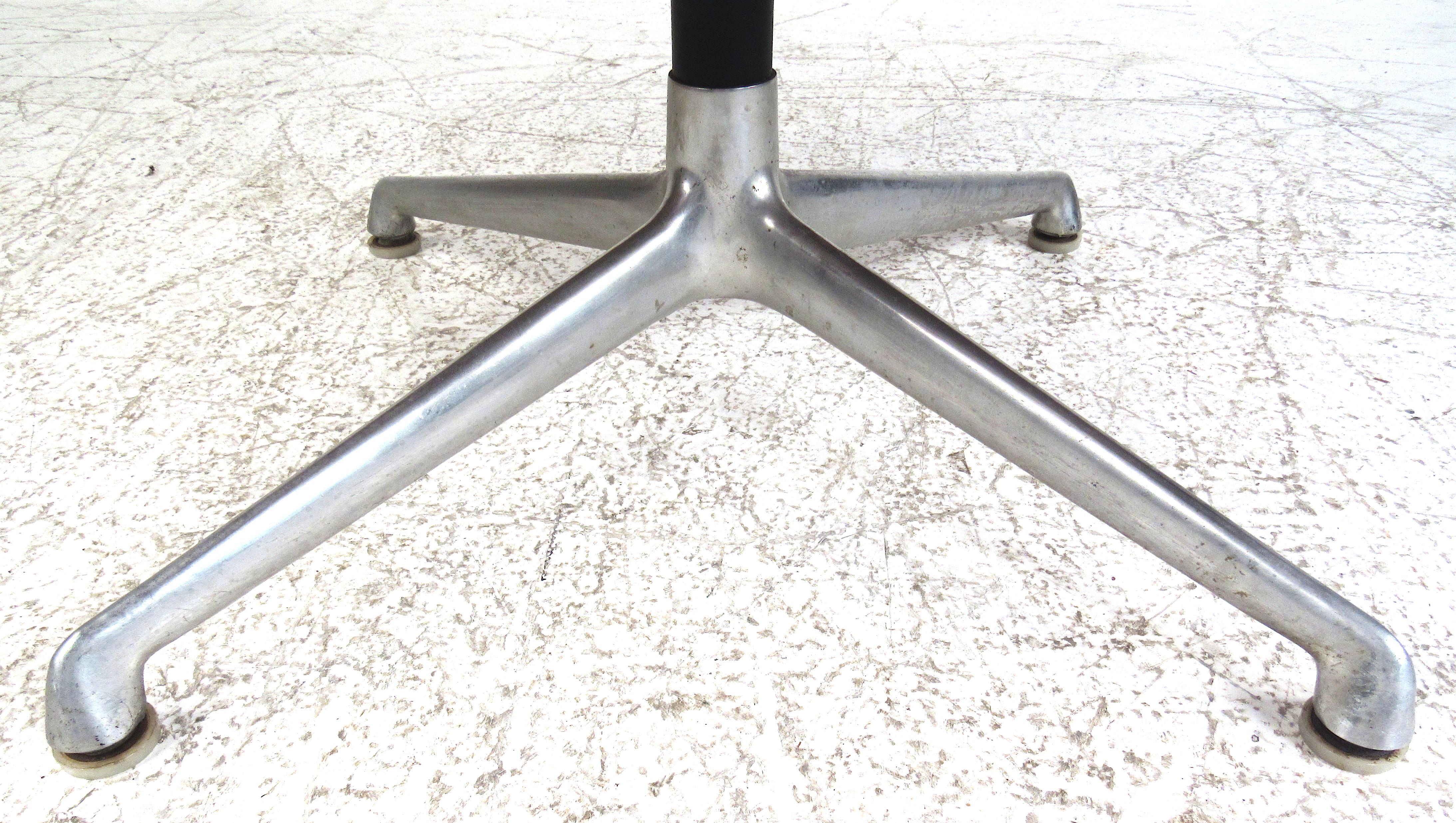 Charles Eames Couchtisch „Aluminum Group“ von Herman Miller (Moderne der Mitte des Jahrhunderts) im Angebot