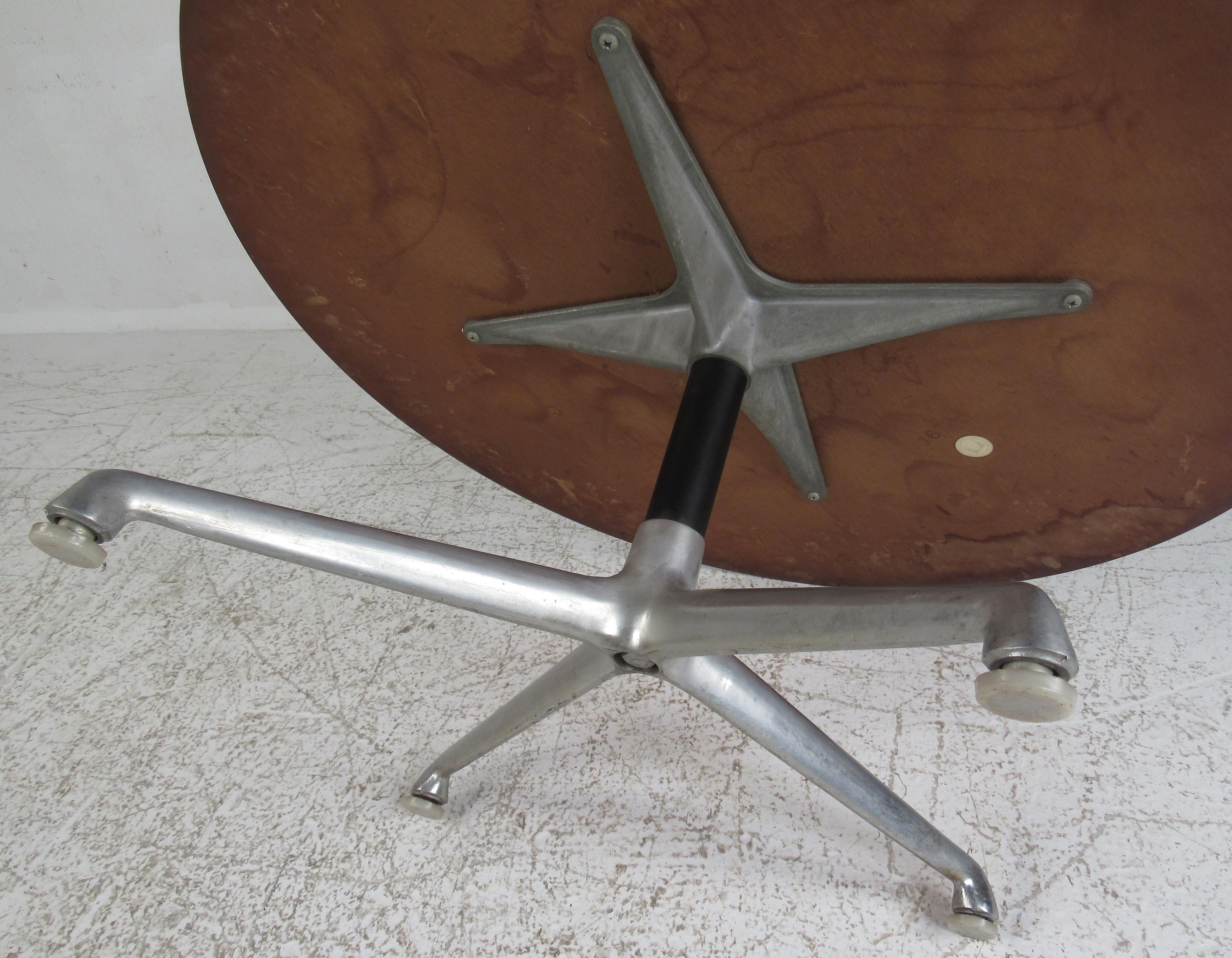 Charles Eames Couchtisch „Aluminum Group“ von Herman Miller (Laminiert) im Angebot