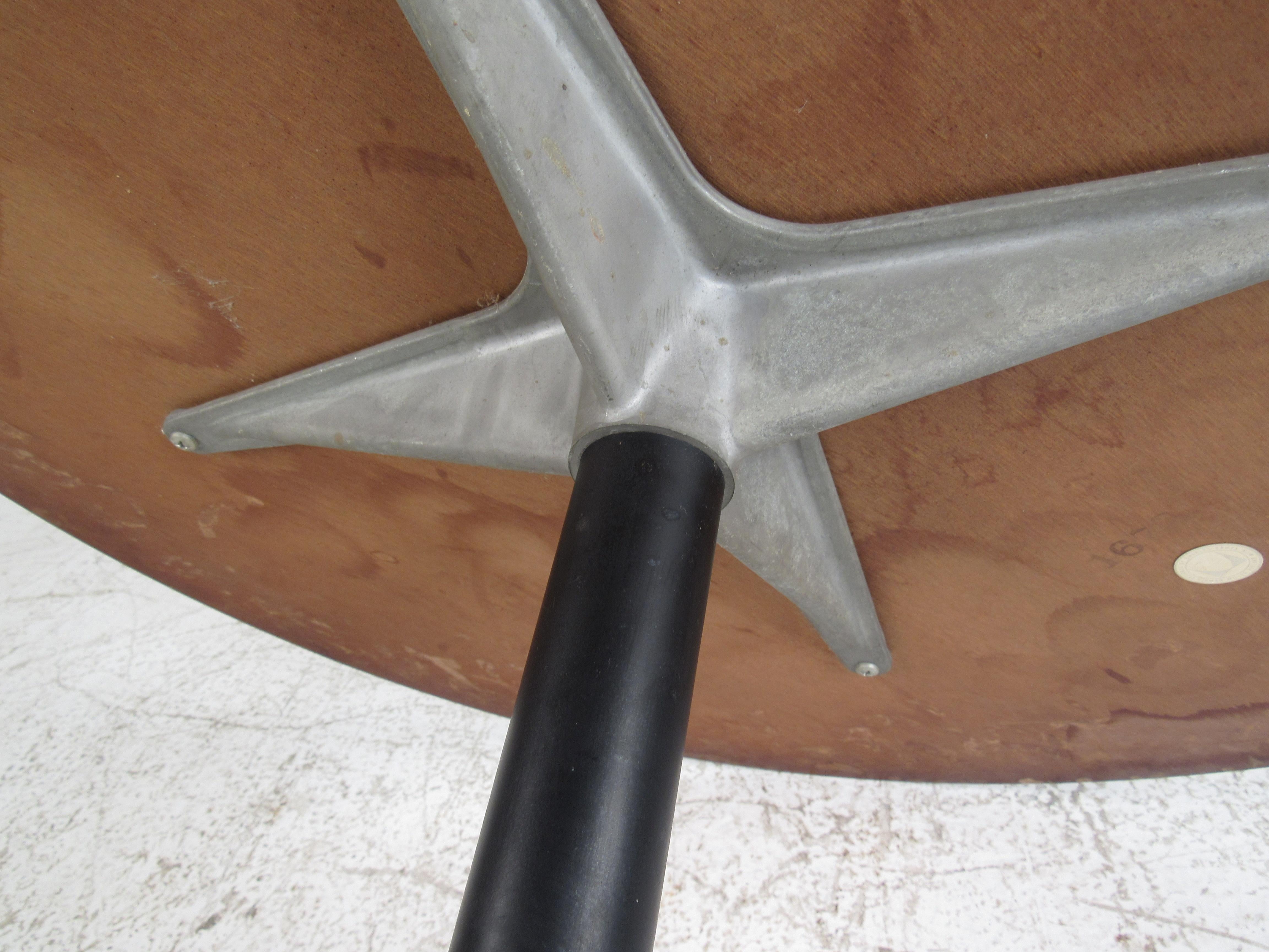 Charles Eames Couchtisch „Aluminum Group“ von Herman Miller im Zustand „Gut“ im Angebot in Brooklyn, NY