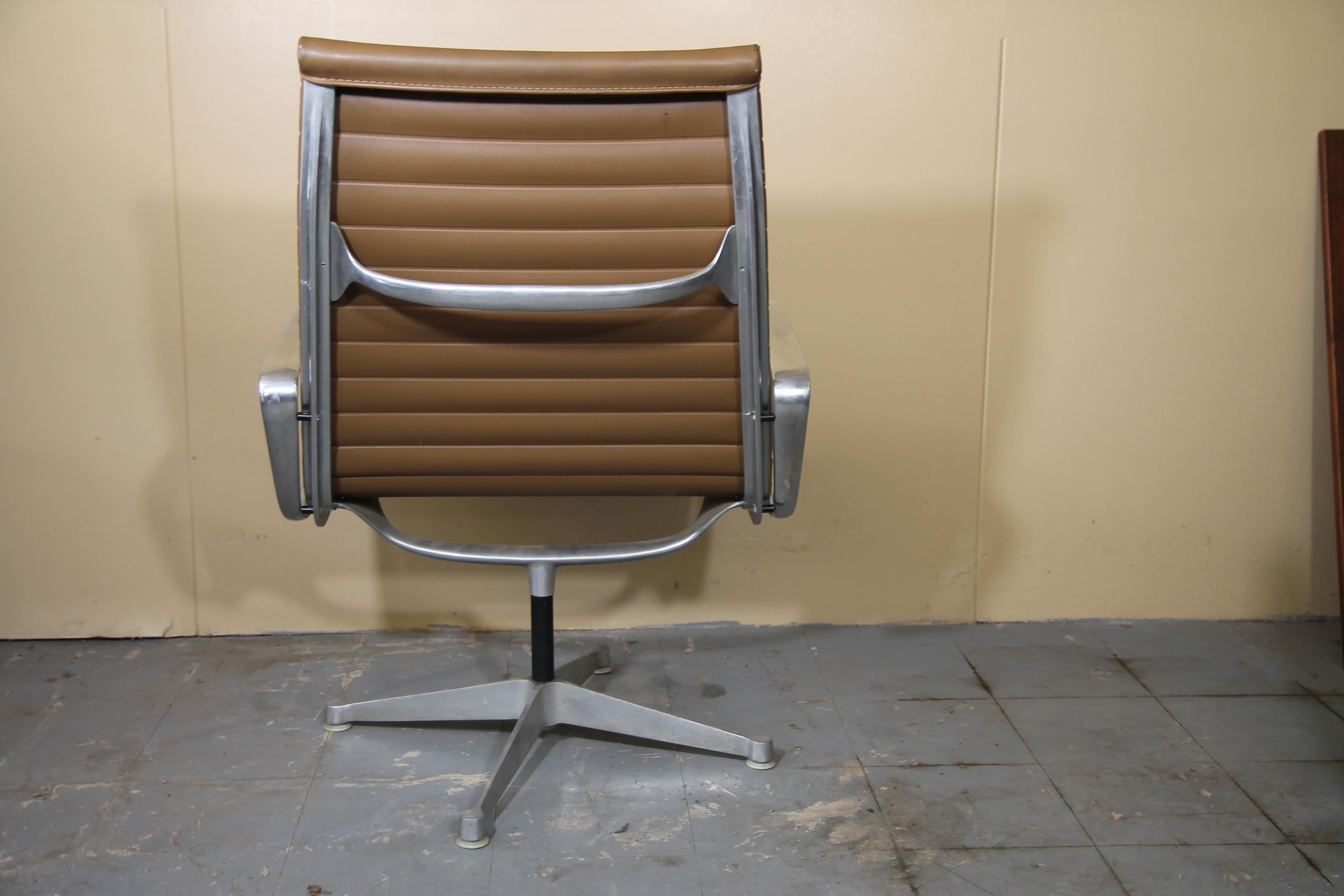 eames aluminum group lounge chair